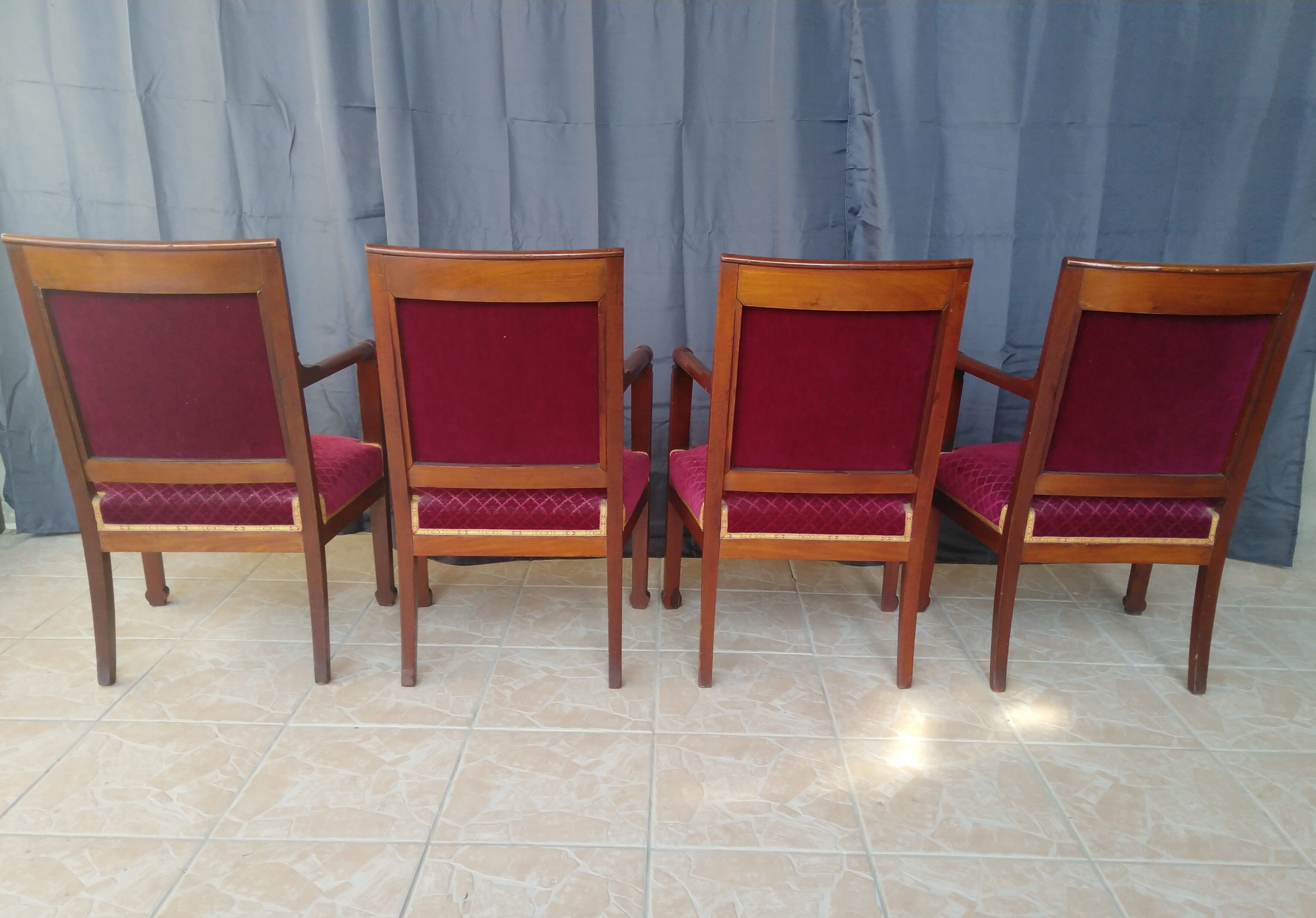 Suite de 4 fauteuils Directoire en acajou