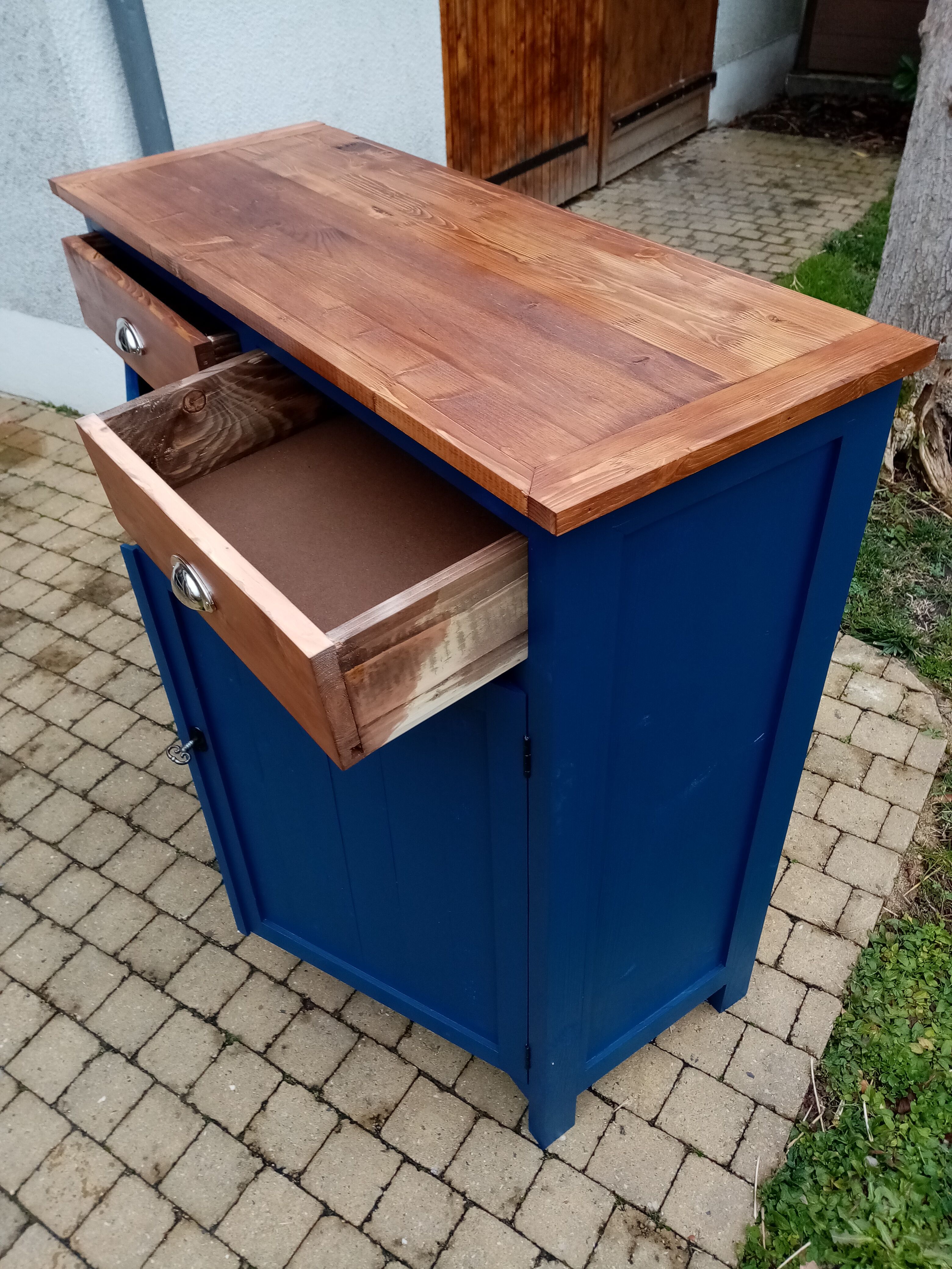 Blue, wood and Parisian buffet.