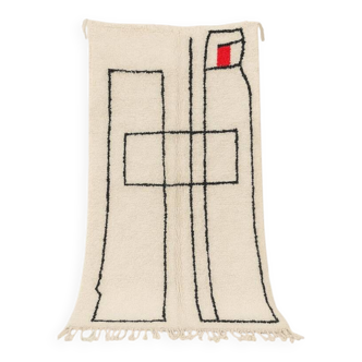 Off-white Moroccan rug with geometric patterns, 250cm x 150cm