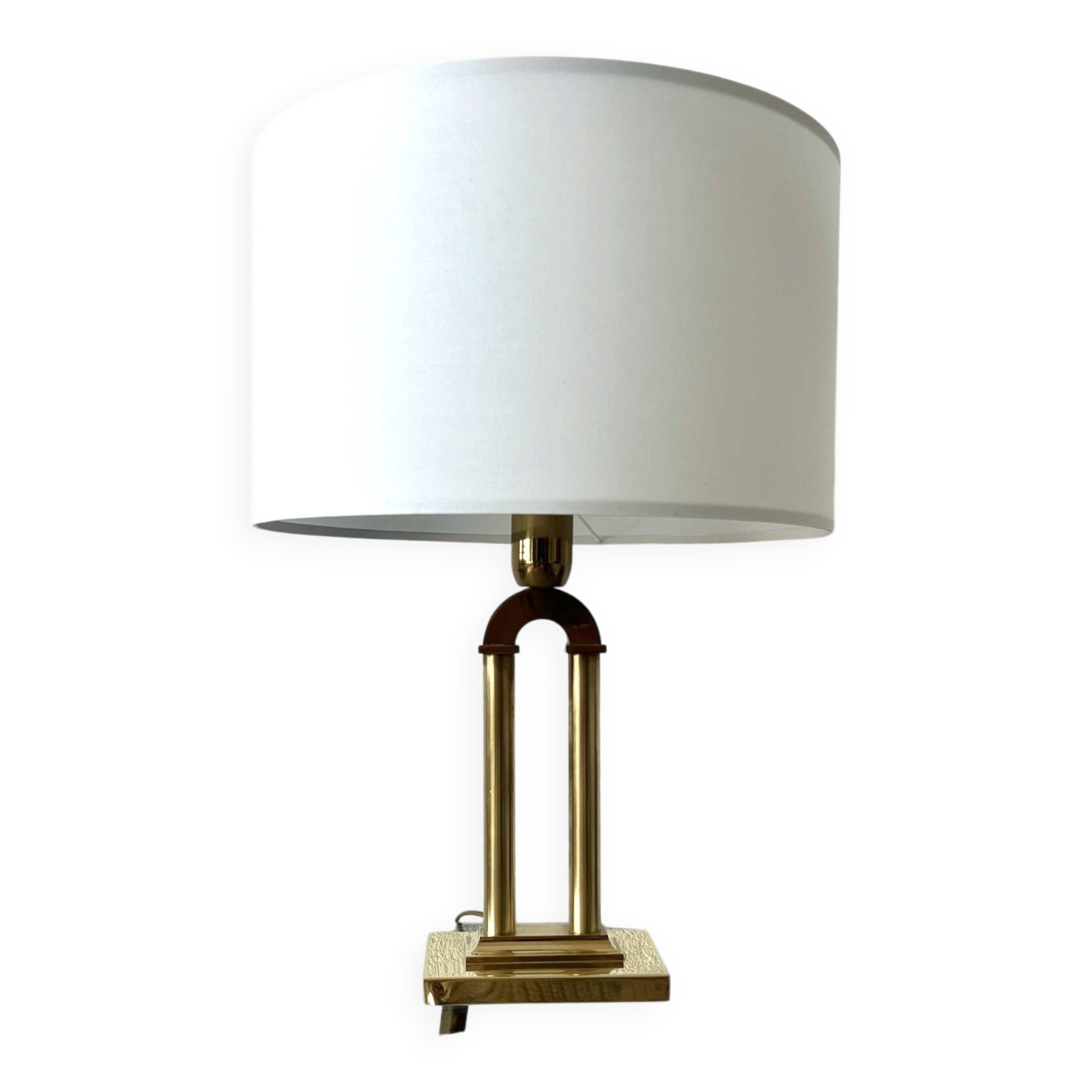 Vintage table lamp in gilded brass Hollywood Regency style.