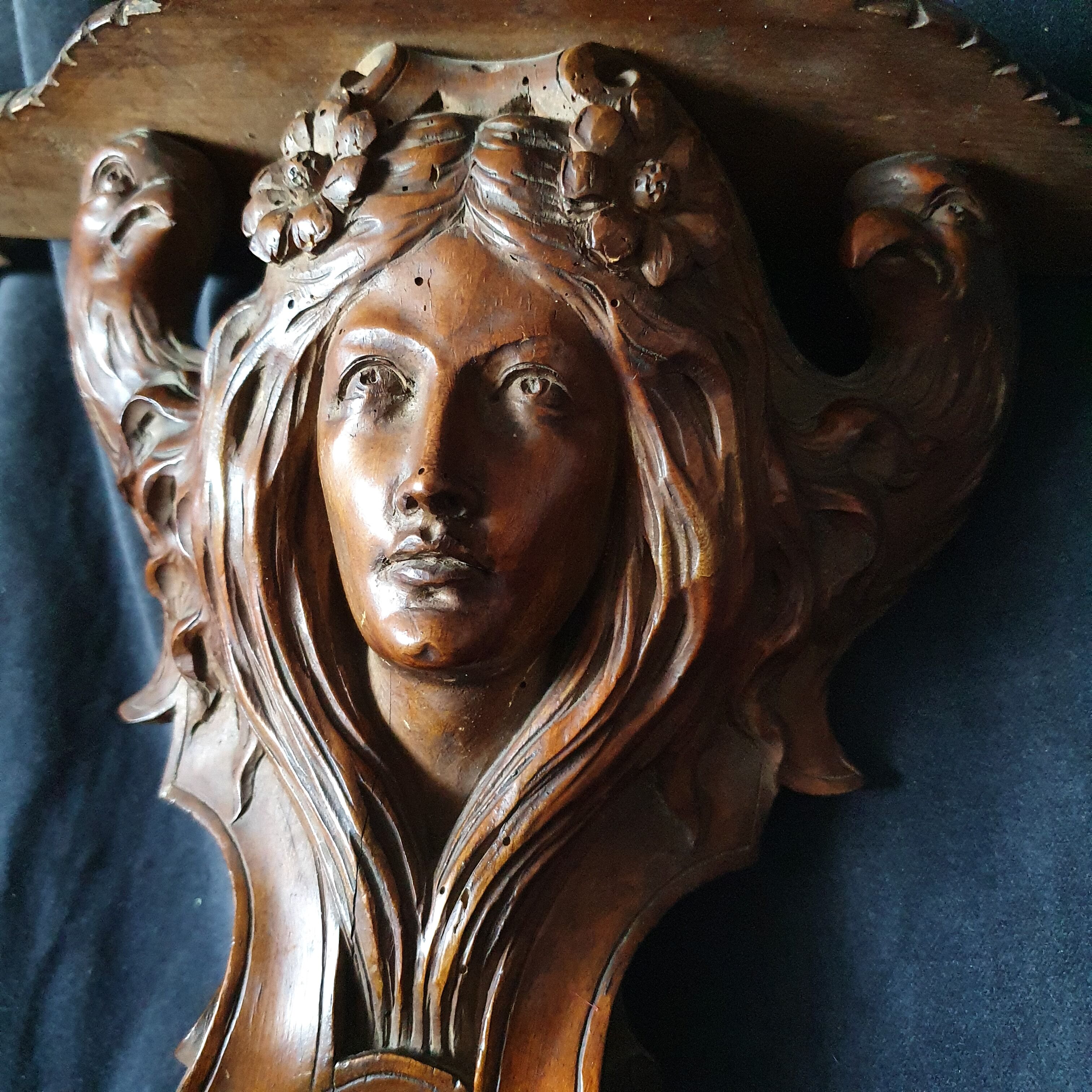 Paire d’étagères de mur d’art nouveau en bois