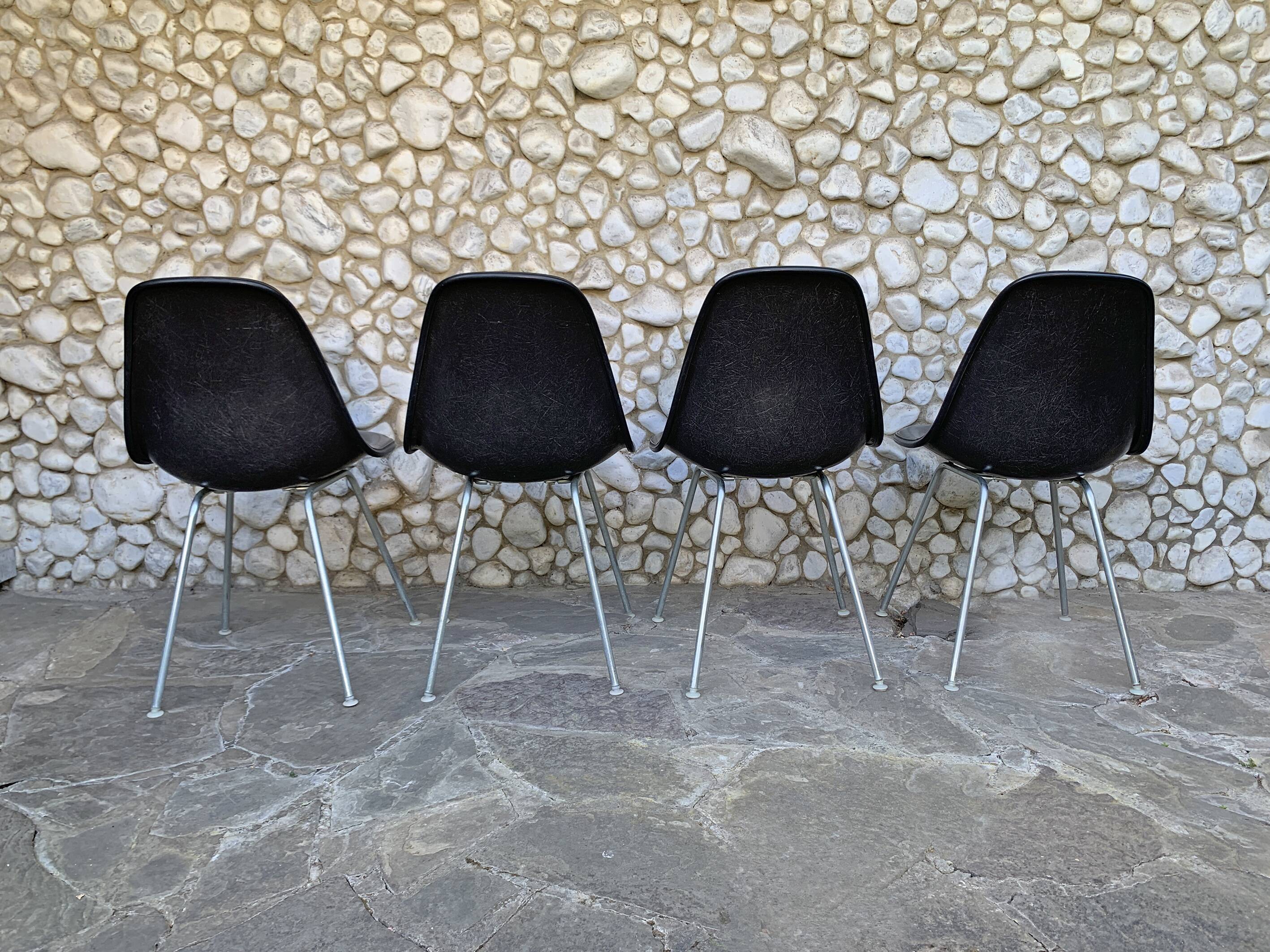 4 chaises DSX en fibre de verre, Charles & Ray Eames pour Herman Miller, années 1980