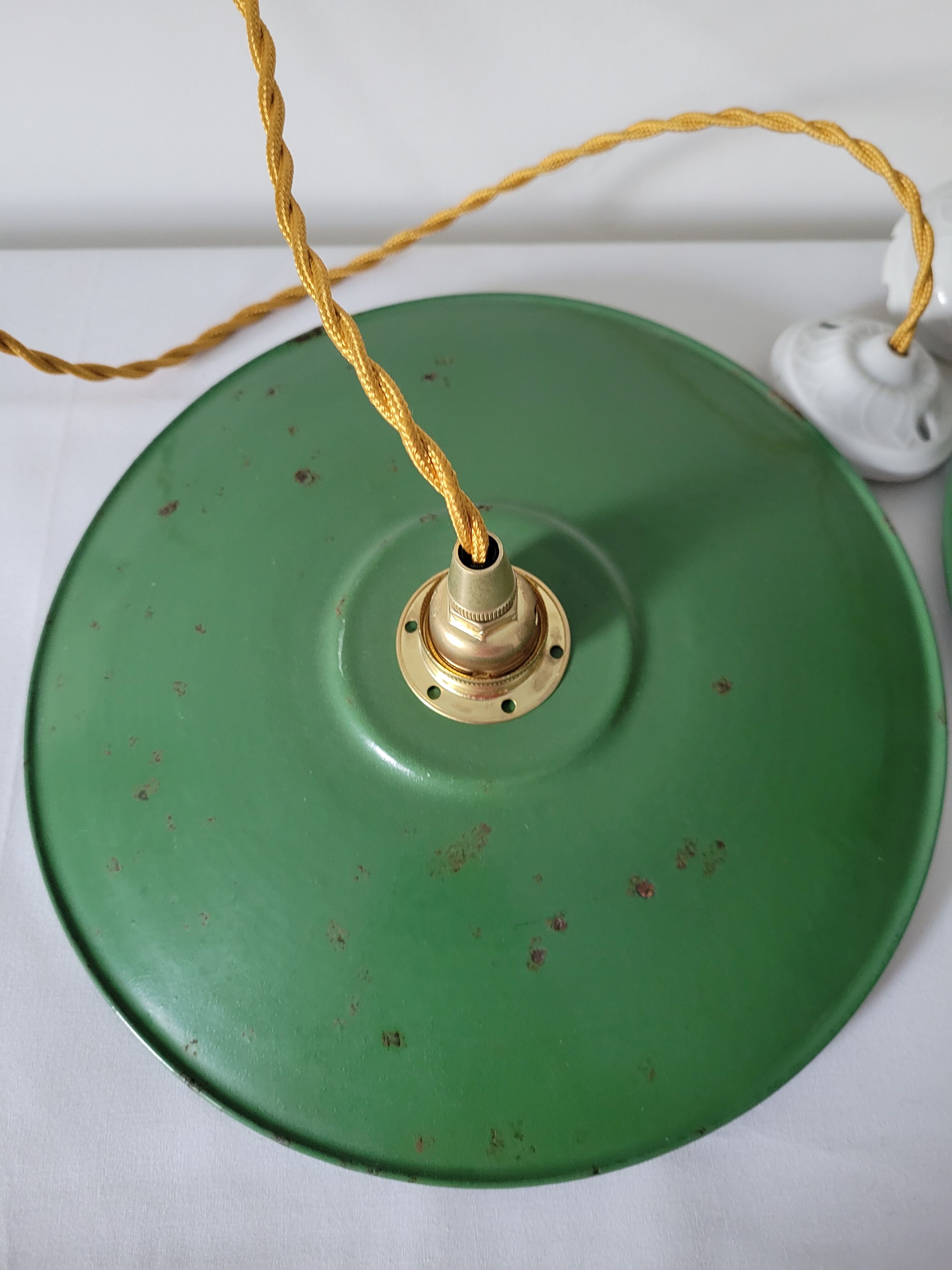 Pair of enamelled suspensions