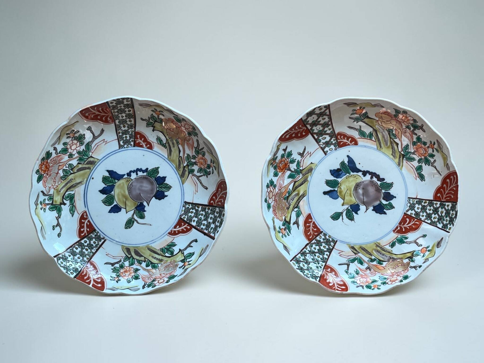 Japon, paire assiettes polylobées porcelaine polychrome XIXème