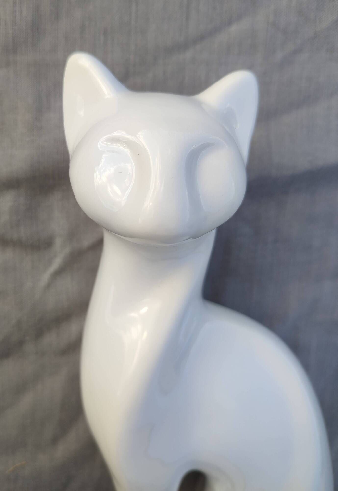 Statuette chat stylisé en céramique blanche