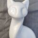 Statuette chat stylisé en céramique blanche