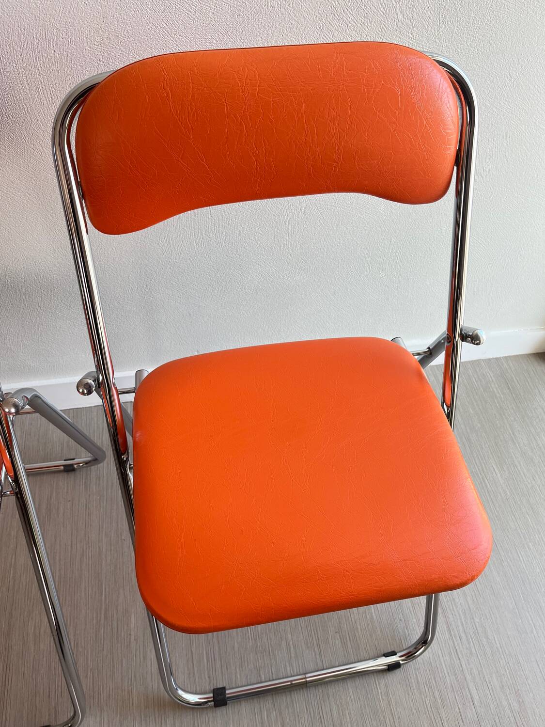 Chaises pliantes vintage chrome / skaï orange Soudexvinyl