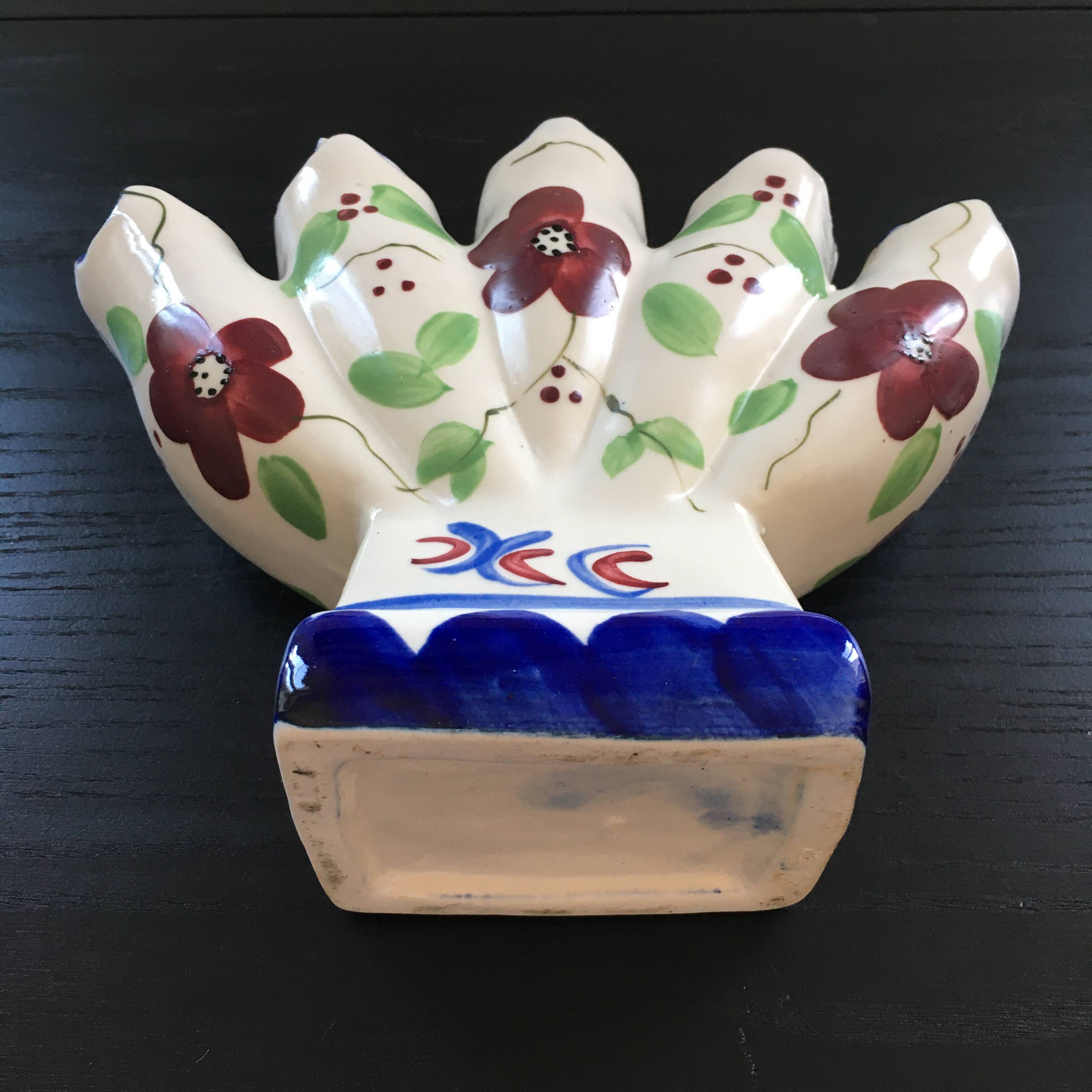 Fan vase with floral decoration