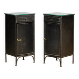 Ensemble de tables de chevet en fer et verre, années 1900