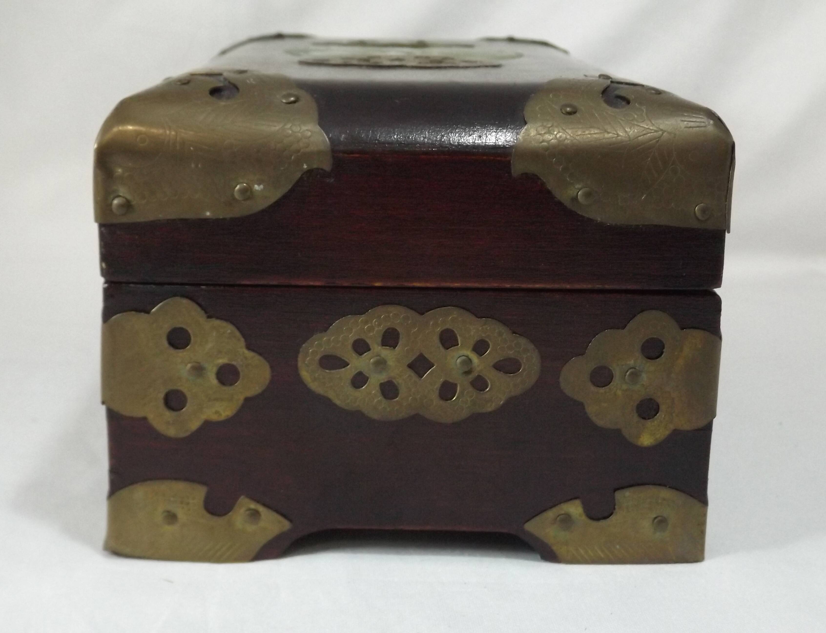 Chinese jewelry box in jade inlaid wood