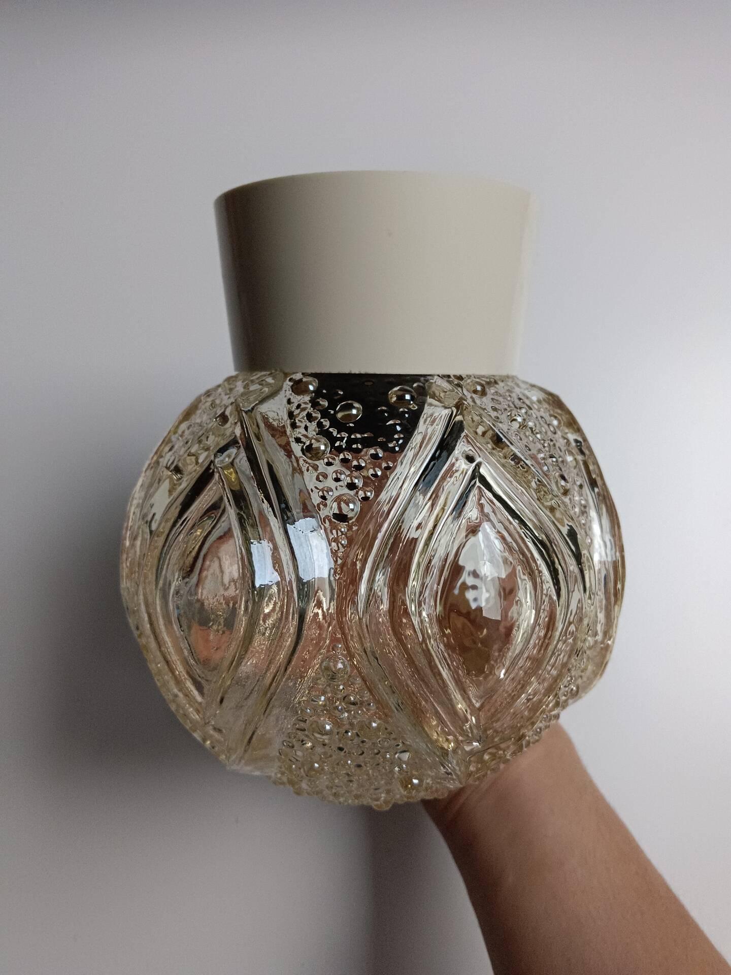 Round relief luminaire glass RZB and its electrifiable support.