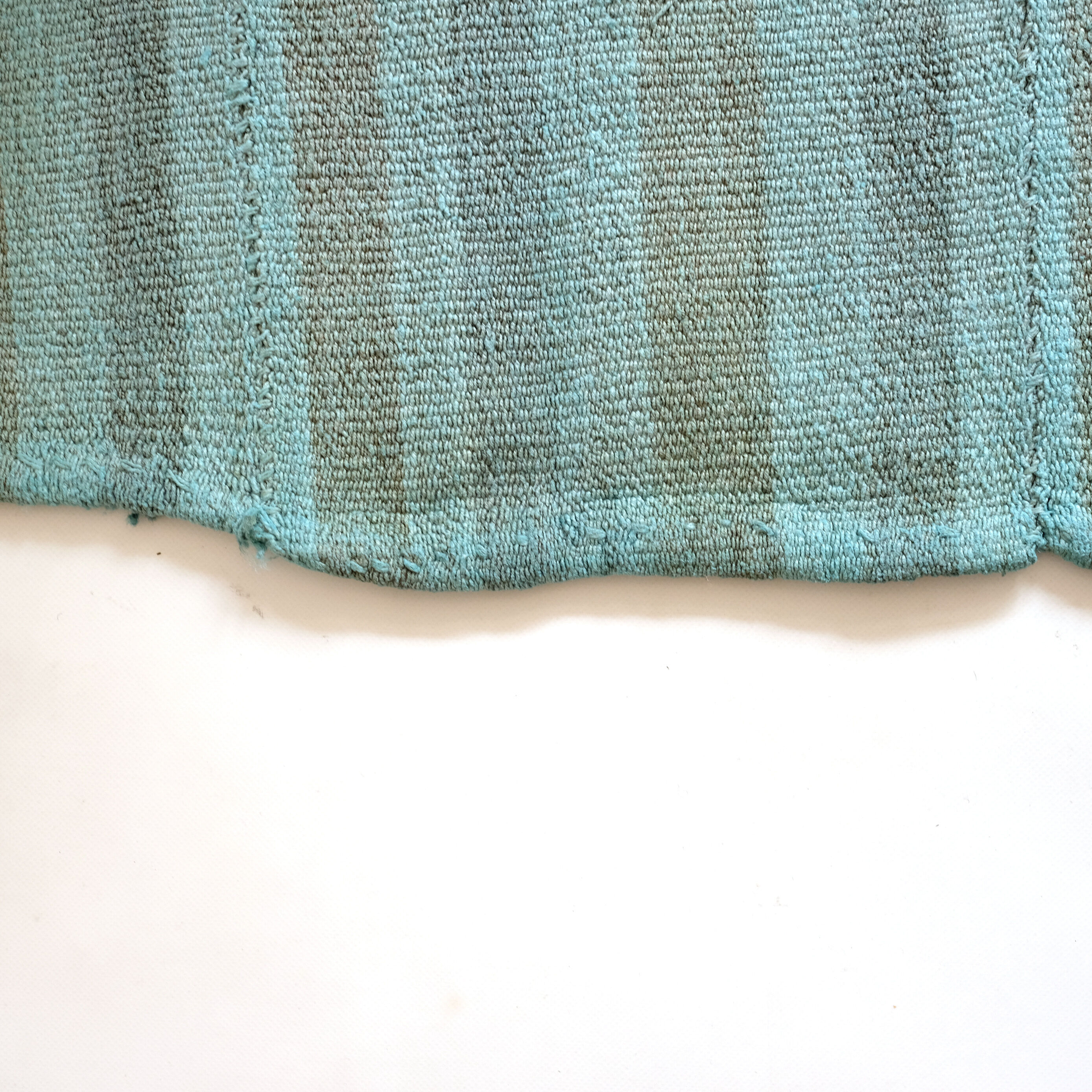 Blue hemp carpet of Turkish origin, 150 x 195 cm.