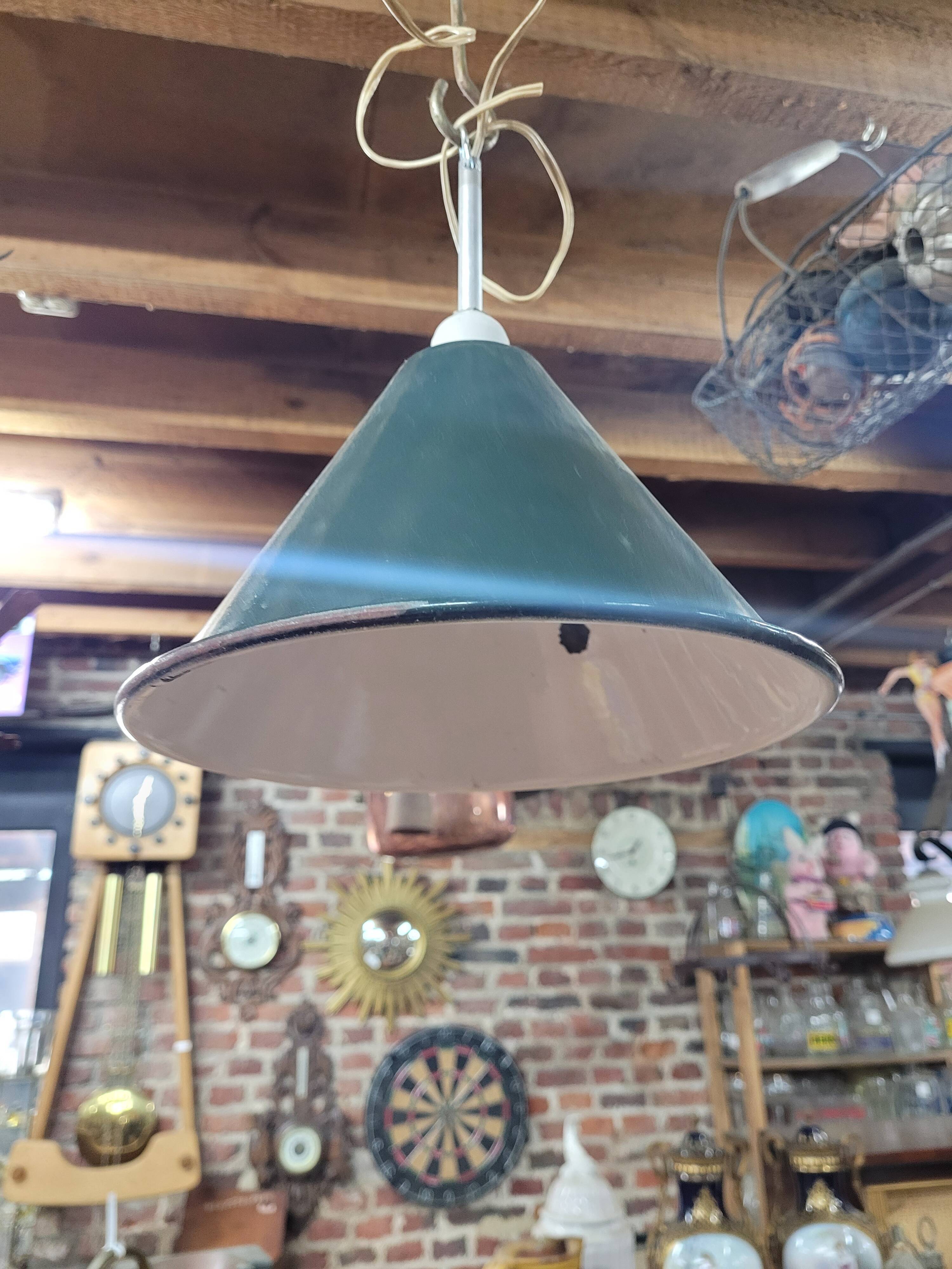 Green and white enamelled suspension