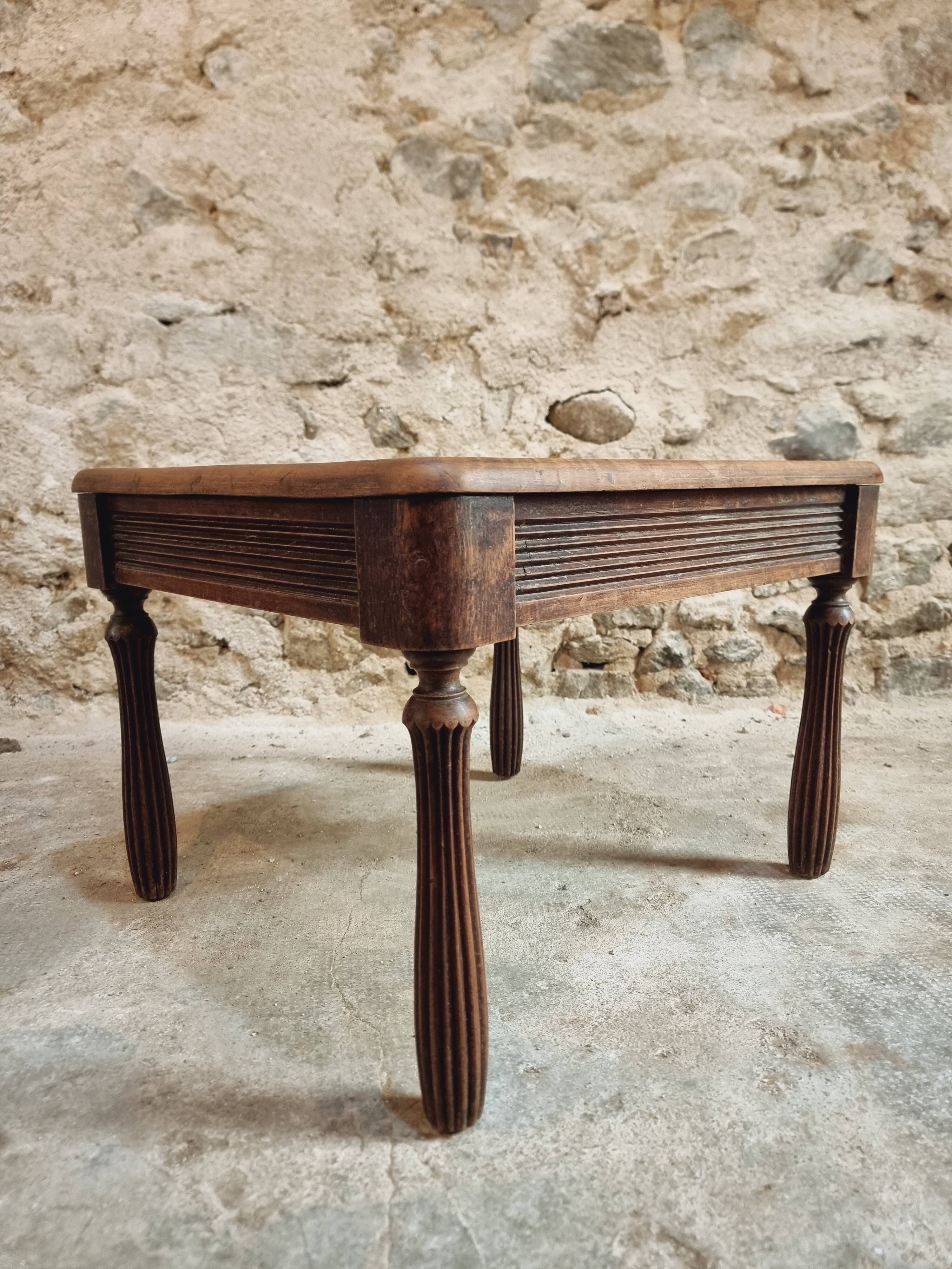 Table basse ancienne en noyer et chêne – France, vers 1900