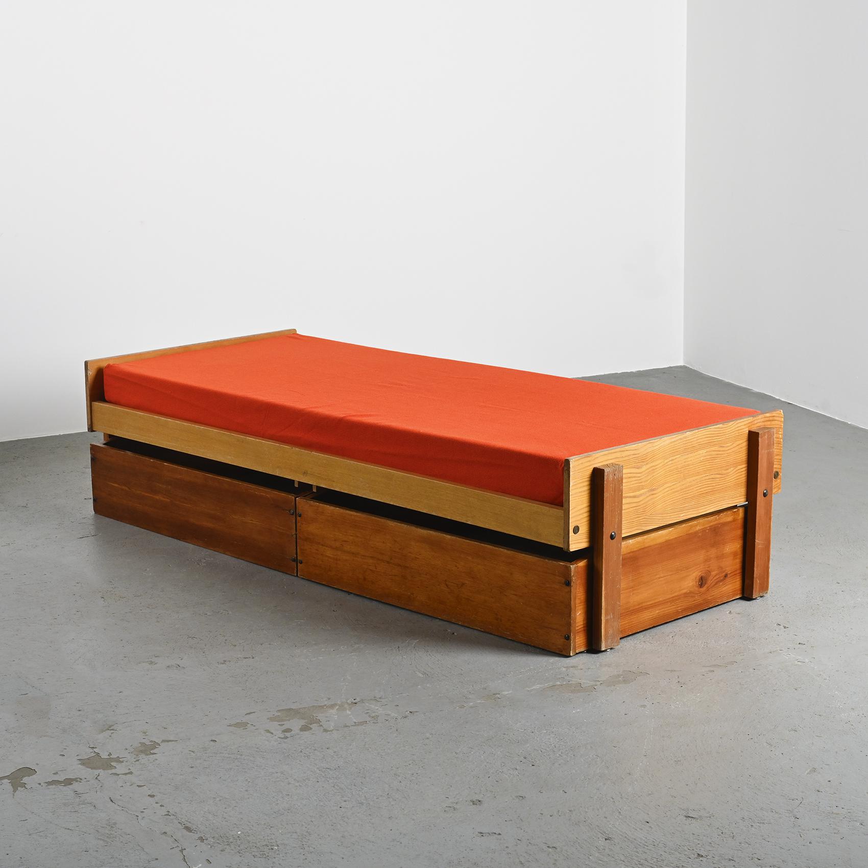 Lit banquette by Pierre Guariche, La Plagne, around 1965.