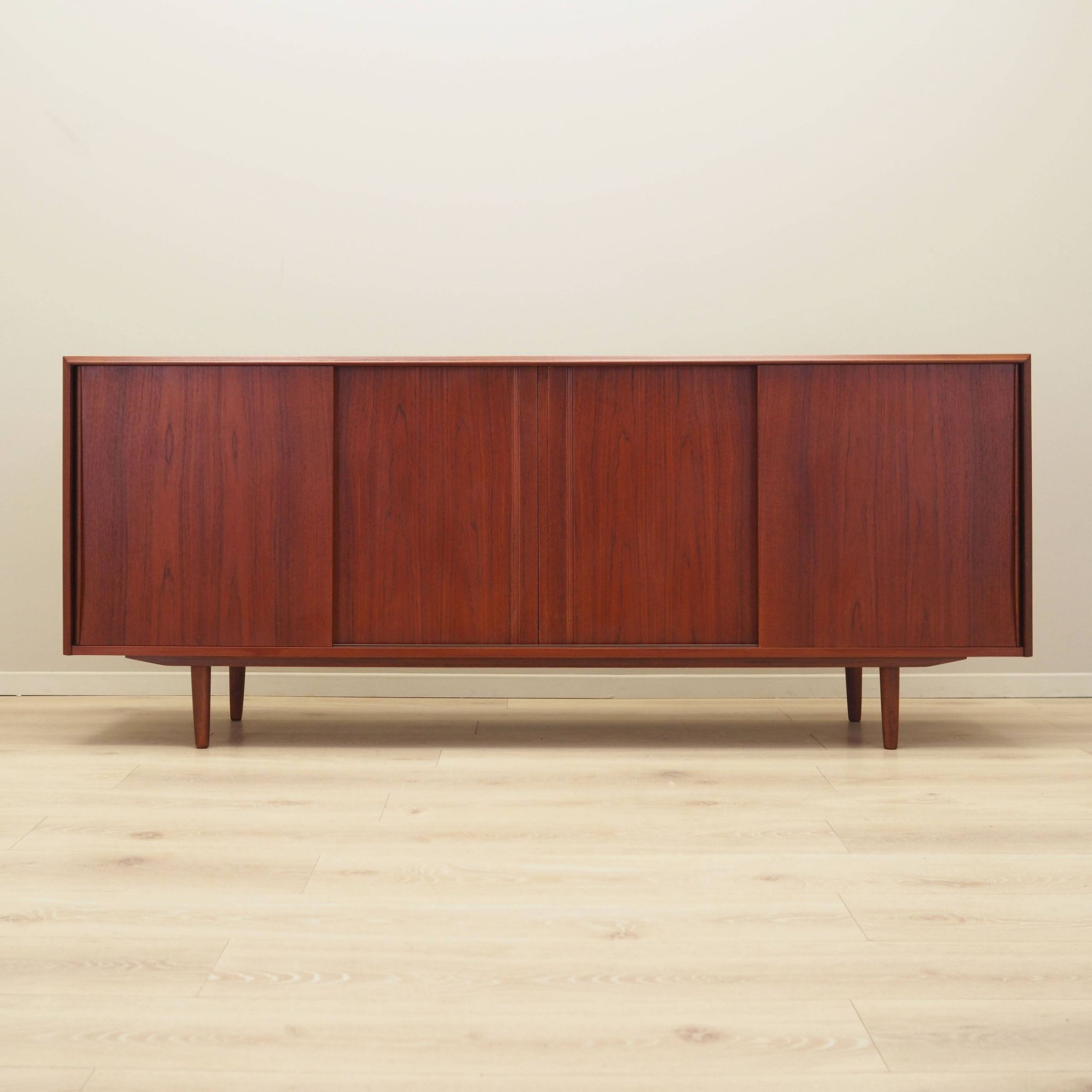 Enfilade en teck, design danois, années 1960, designer : E.W. Bach