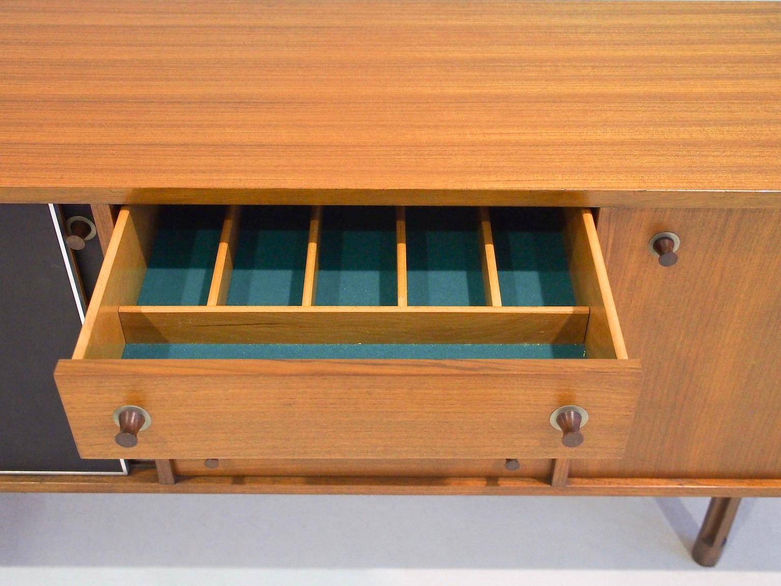 Enfilade en bois avec portes noires par George Coslin