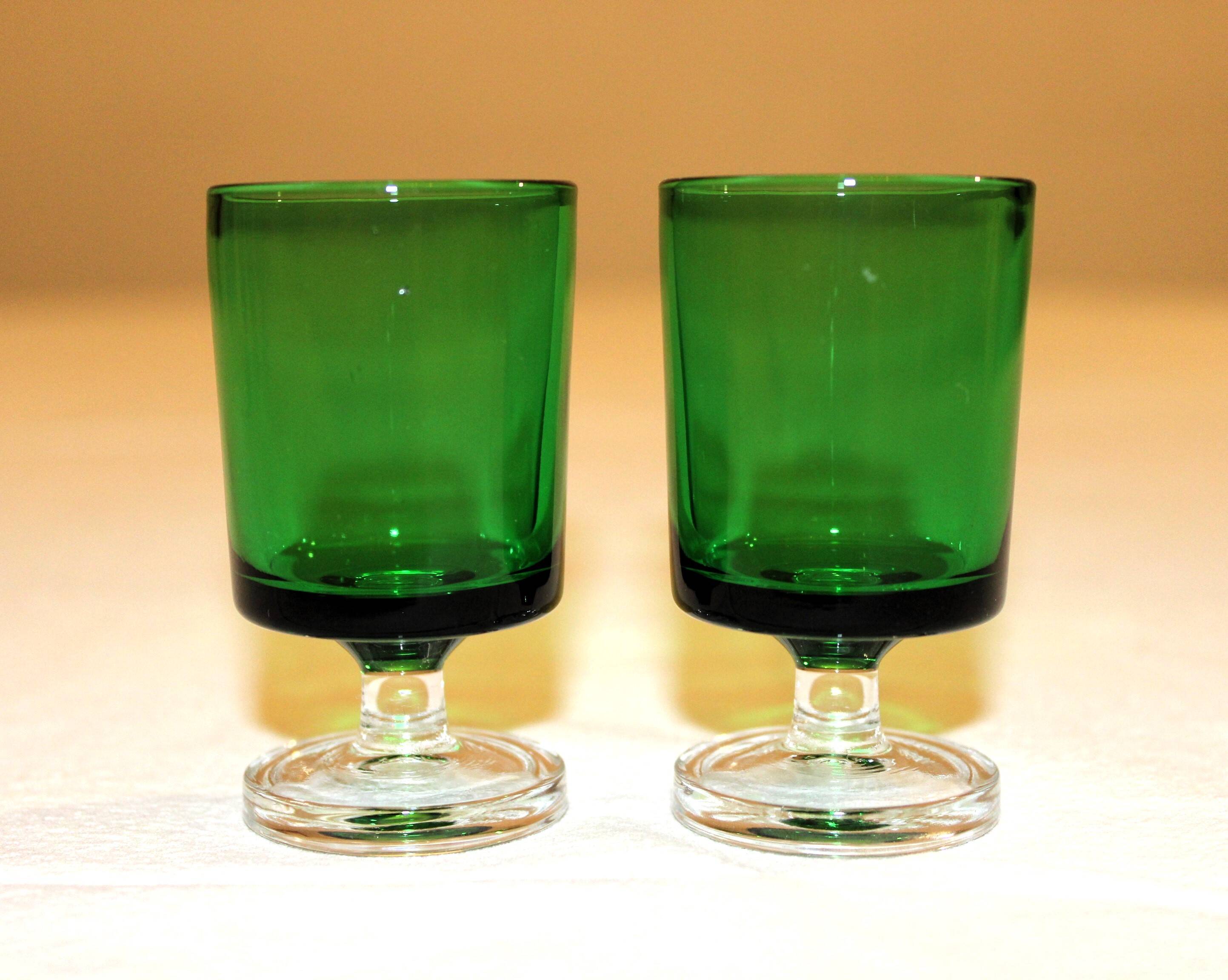 8 verres à liqueur en verre émeraude par Luminarc modèle Suède, années 70