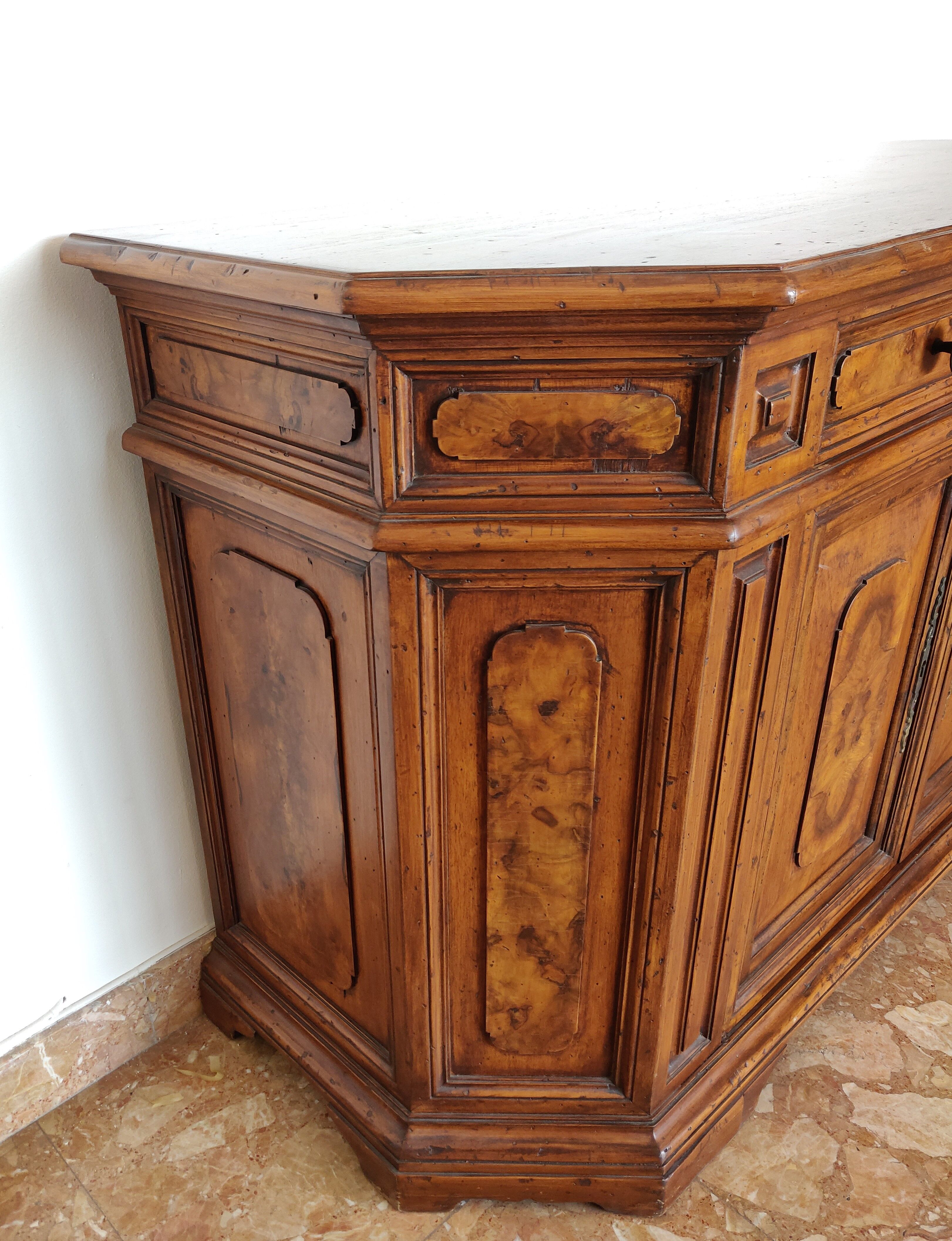 2-door walnut buffet Tonges