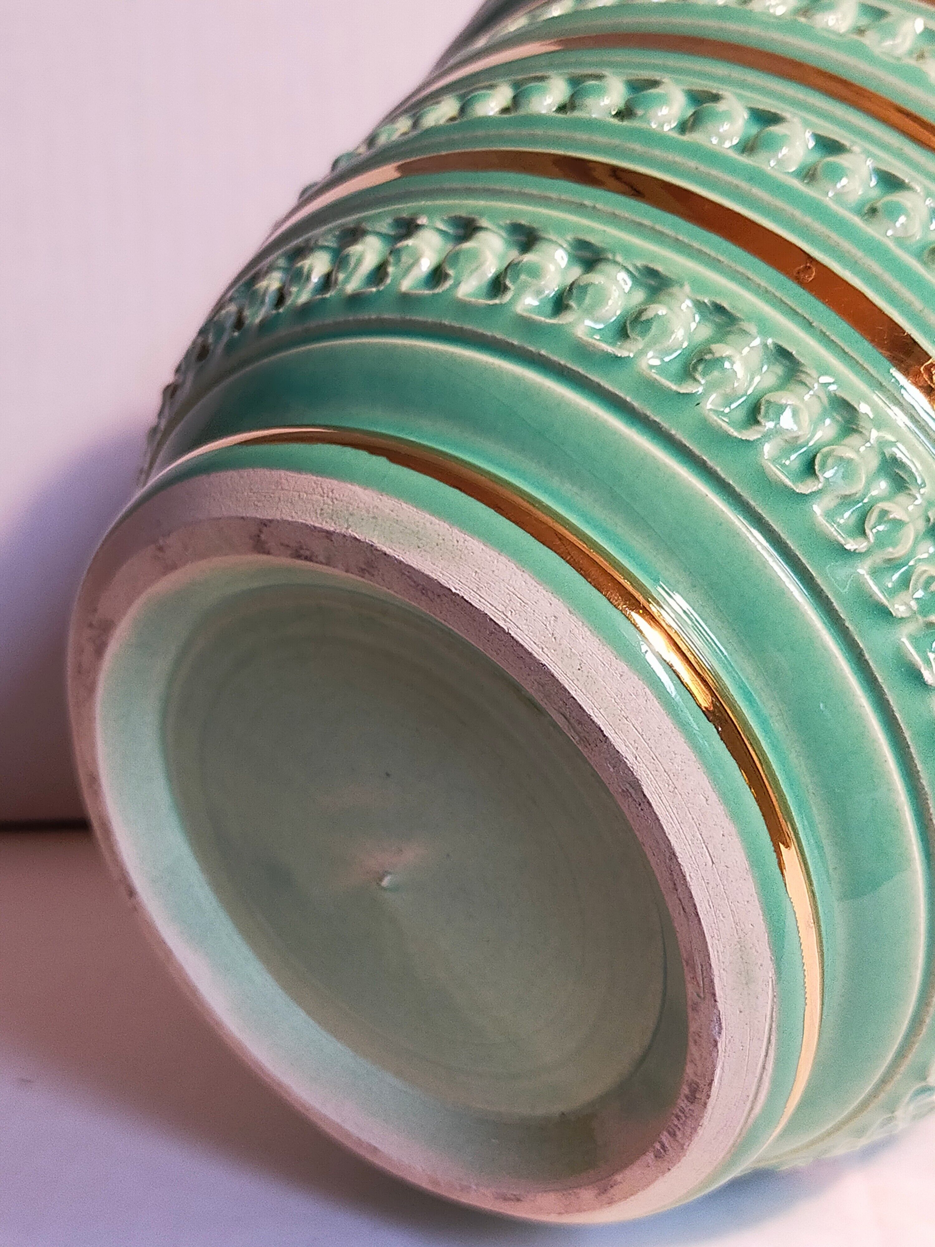 Ceramic pot cover in Art-Deco slurry