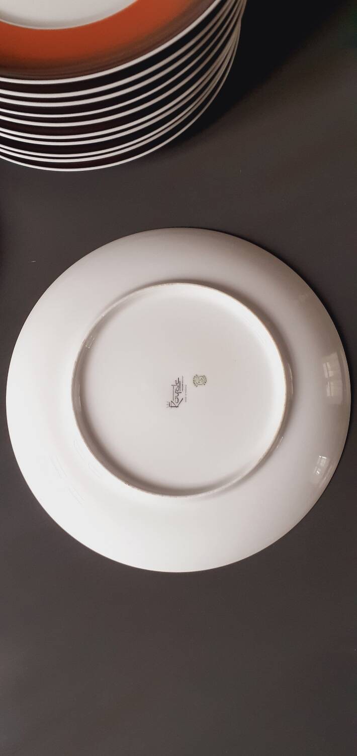 12 Space Age dinner plates from the 70s in porcelain from the Manufacture Royale De