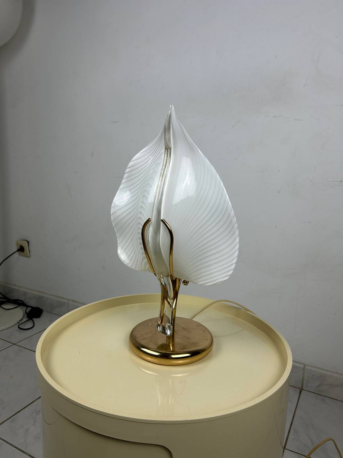 Vintage Hollywood Regency table lamp glass leaf