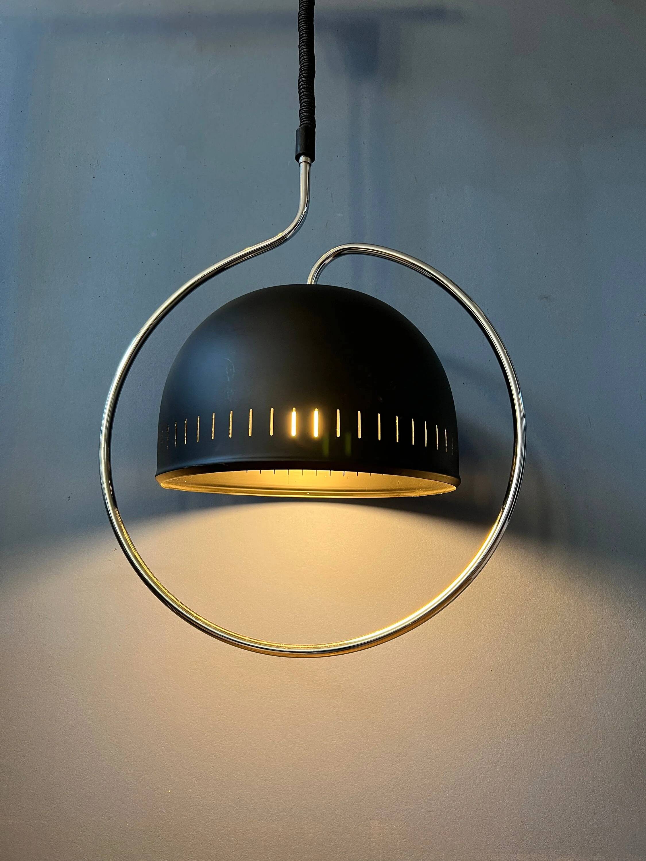 Suspension Space Age Dijkstra with a chrome structure and black metal lampshade.