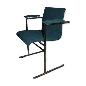 Chaise design des années 80 piètement chromé et velours bleu