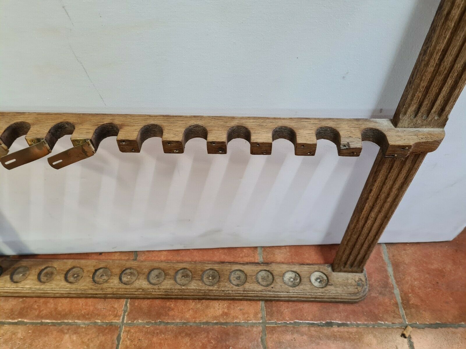 Wooden billiard tail holder