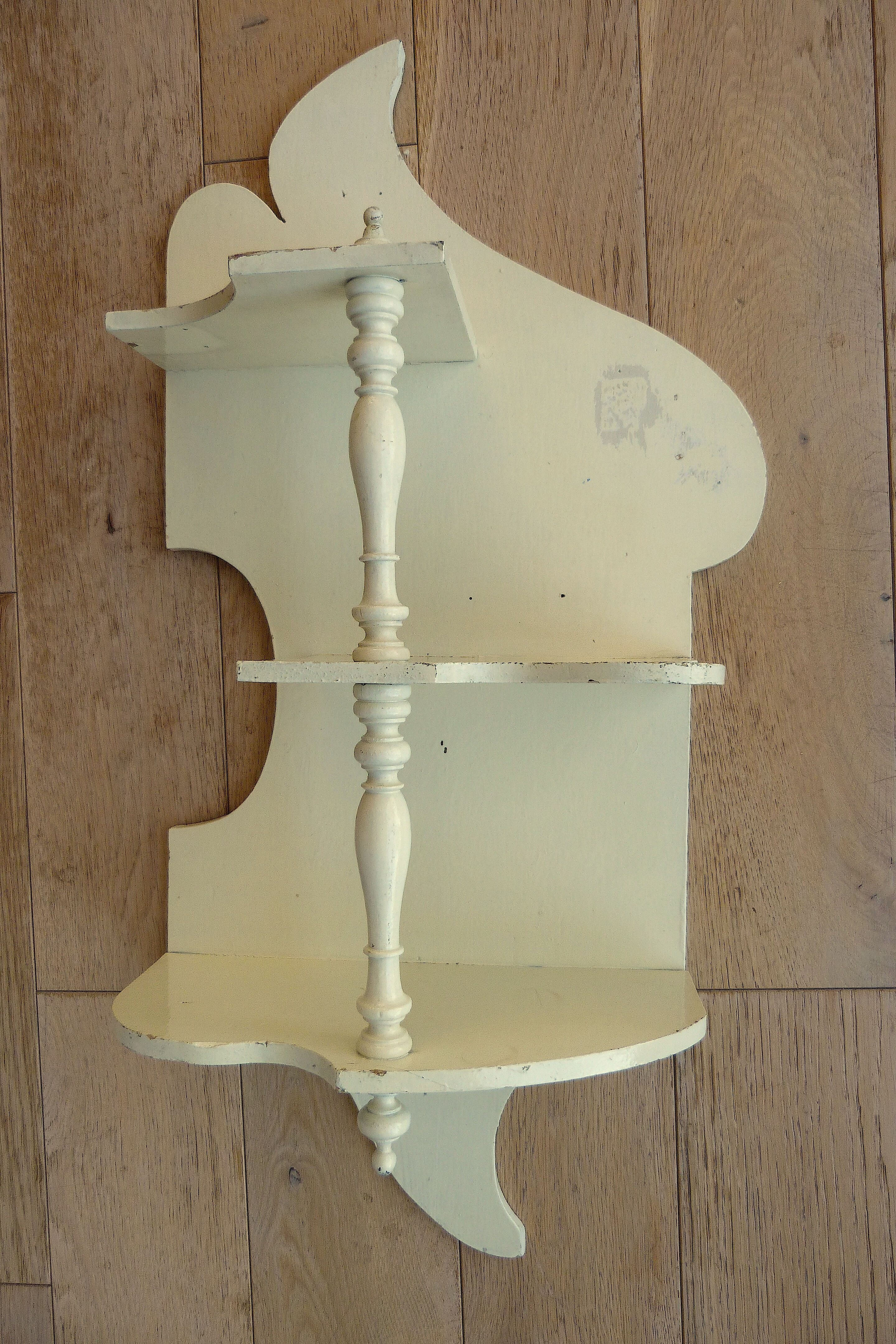 Painted wooden shelf to hang