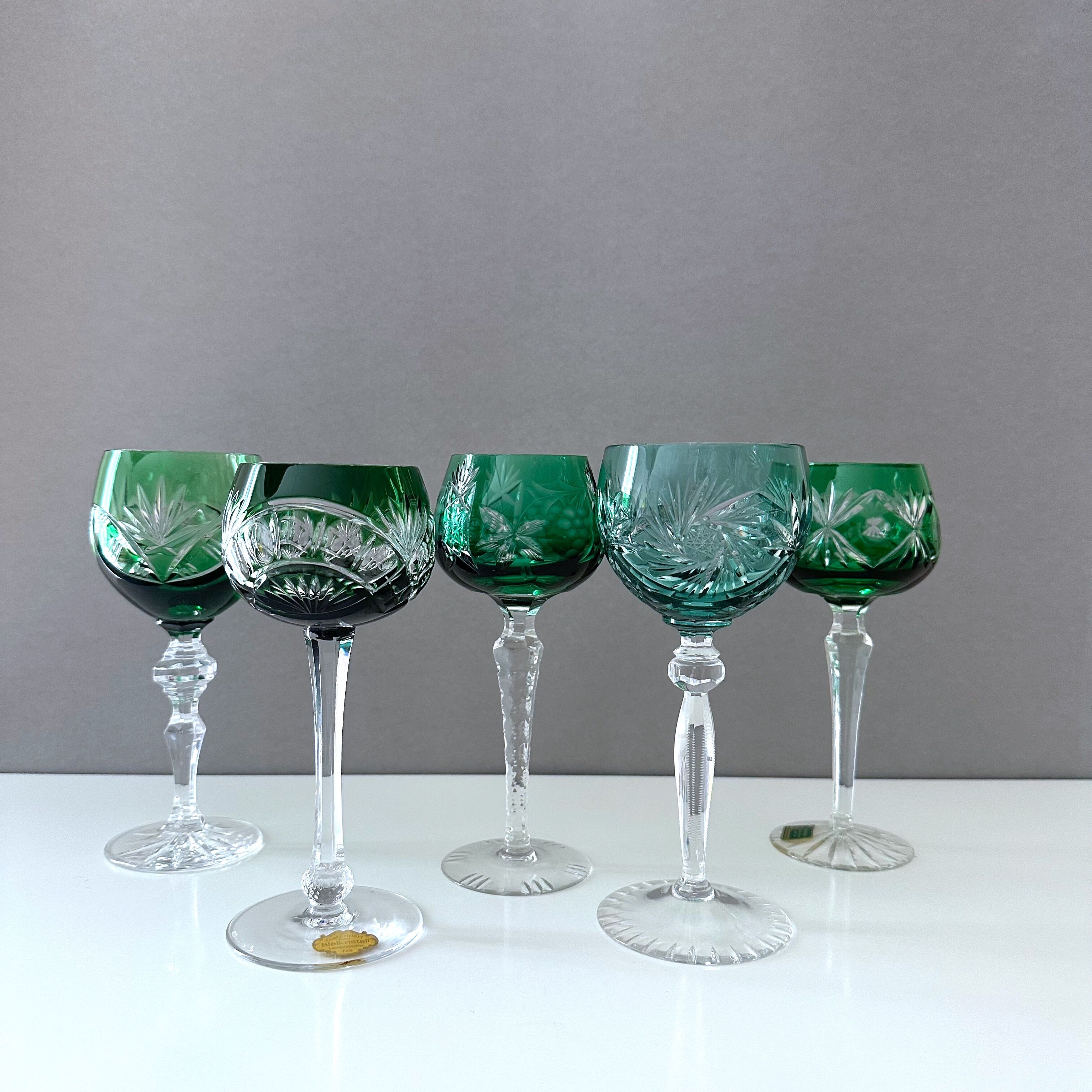 Collection de 5 verres à vin coloré, nuances de vert