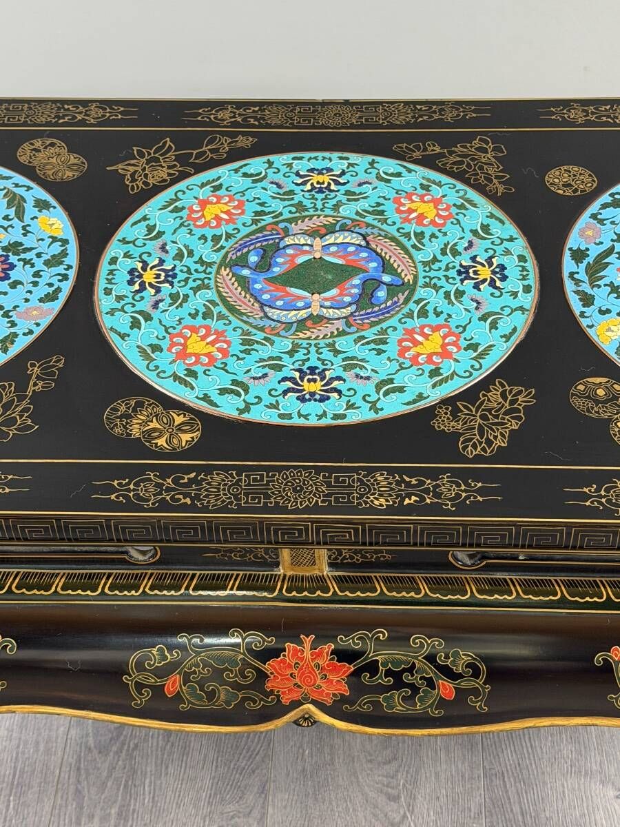 Black lacquered wooden coffee table with cloisonné and polychrome decoration, 20th century.