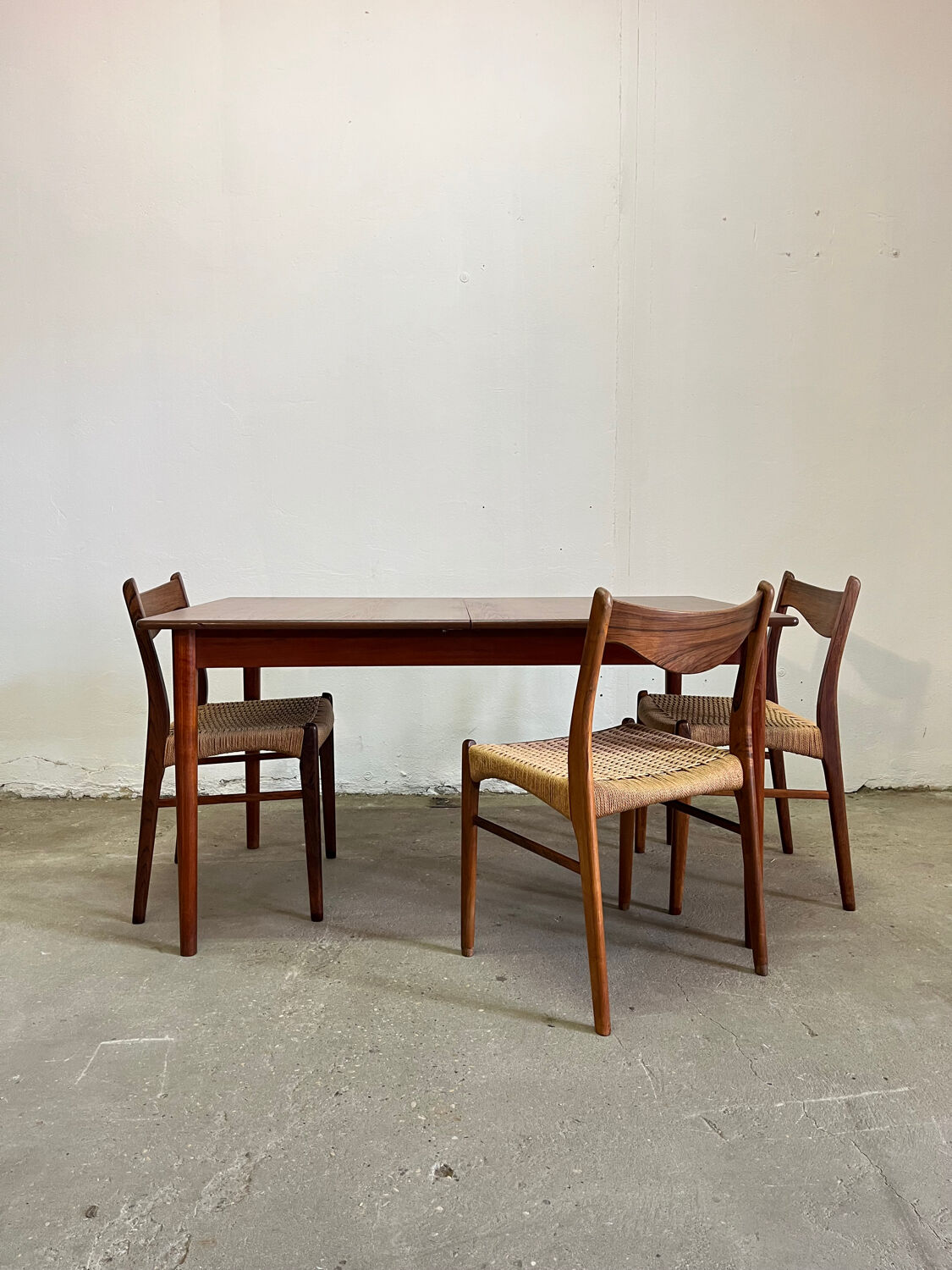 Scandinavian table with extensions