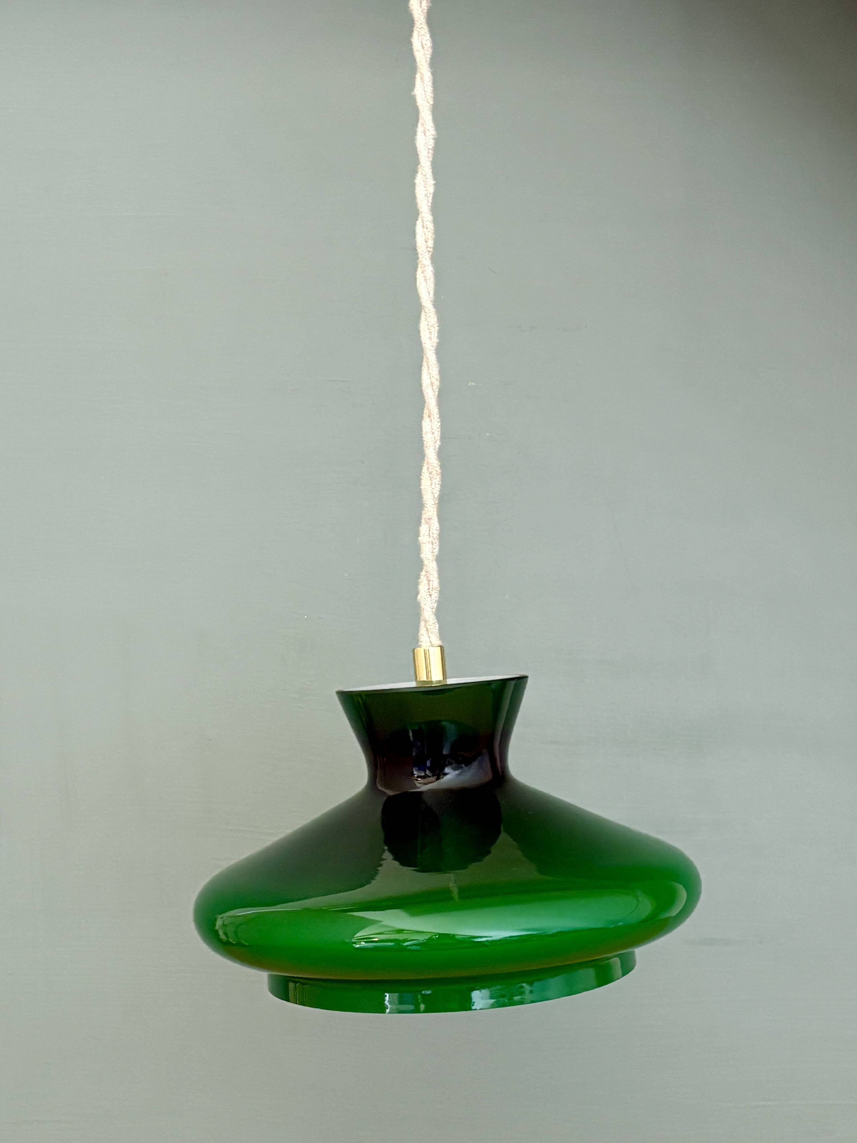 Vintage suspension lampshade in green and white opaline.