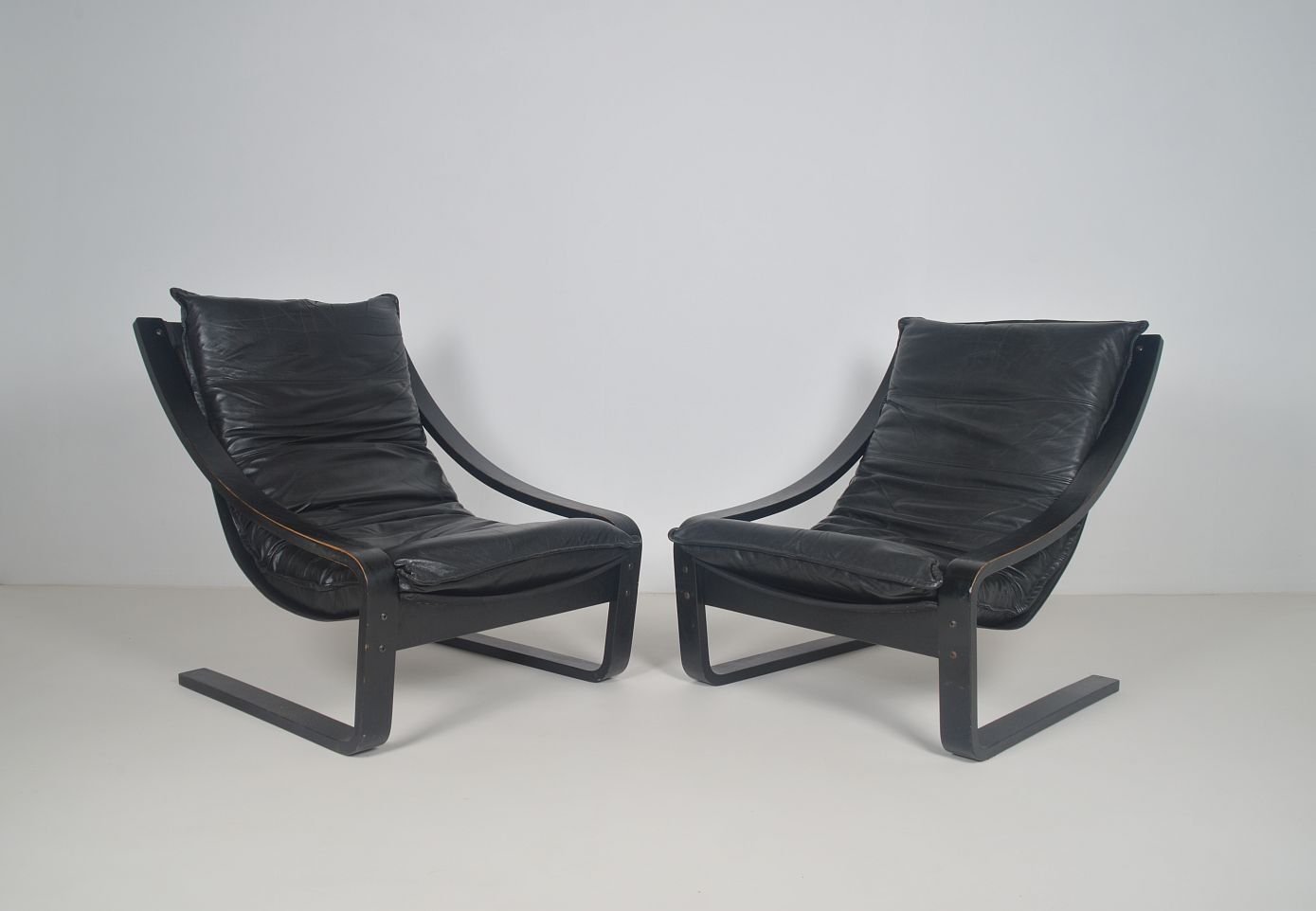Set of Scandinavian lounge seats with leather cushions, 1970s