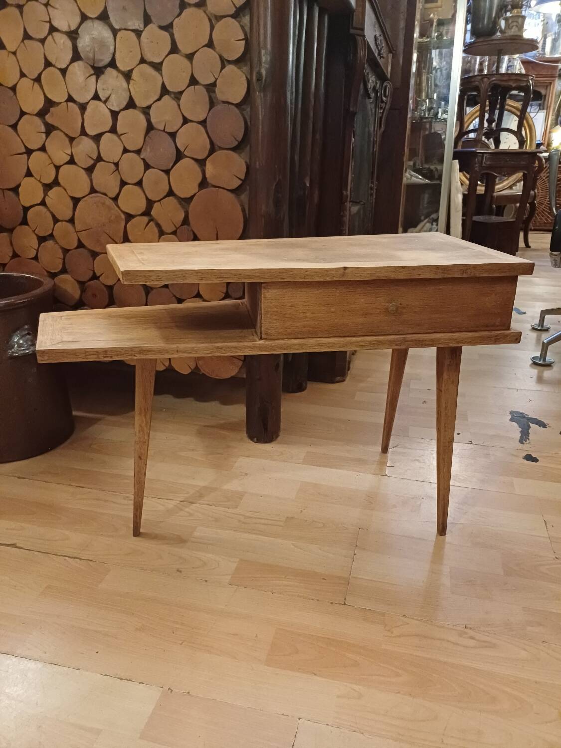 Petit meuble en bois tripode, design 1950