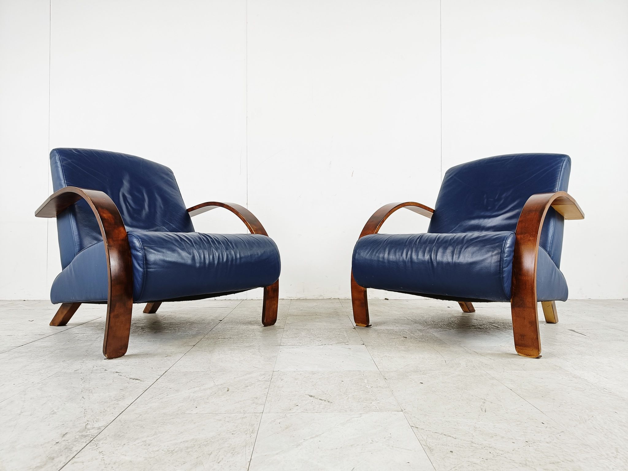 Paire de fauteuils en bois courbé et cuir bleu, années 1970