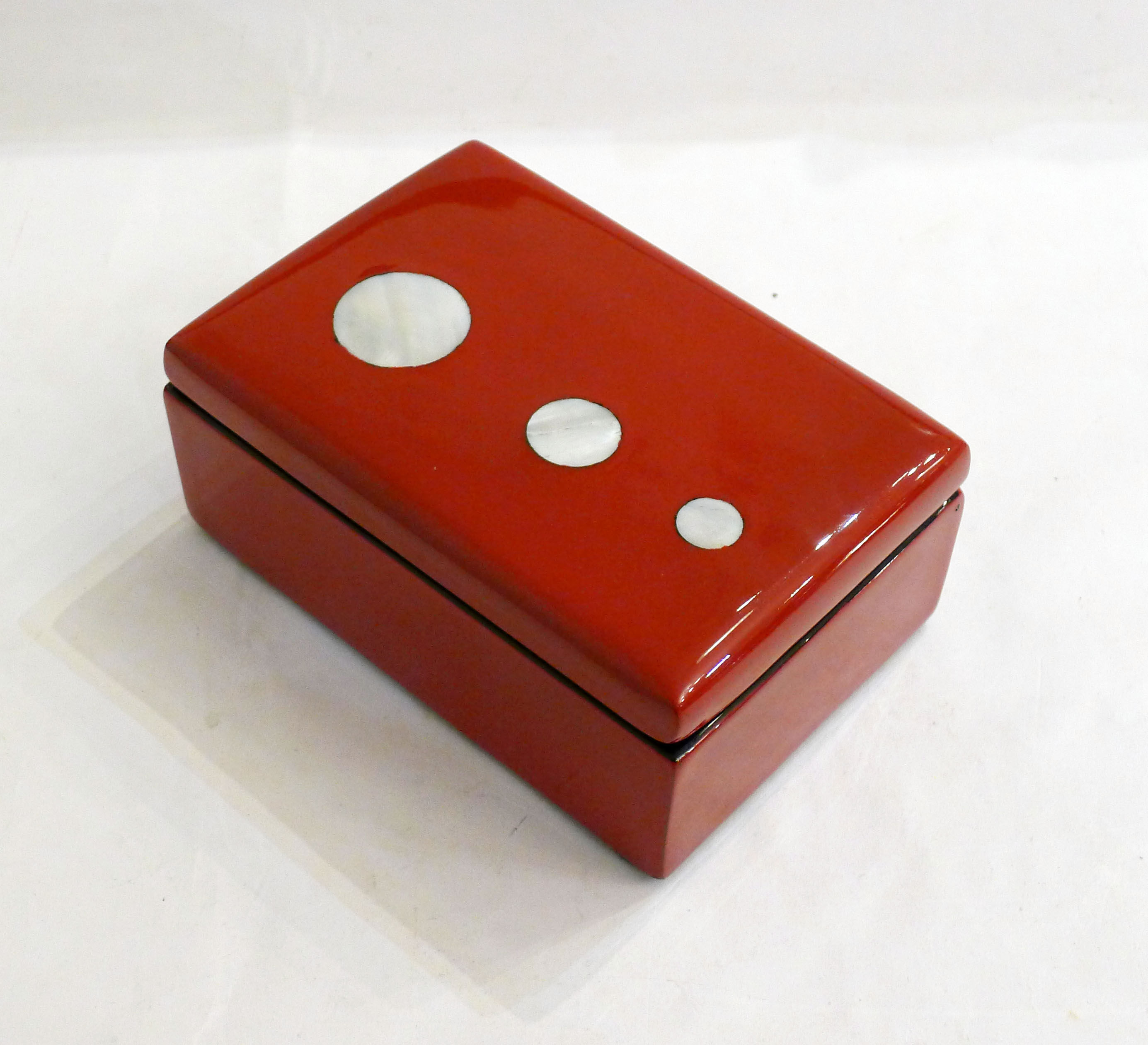 Coffret en bois laqué rouge et décor nacre