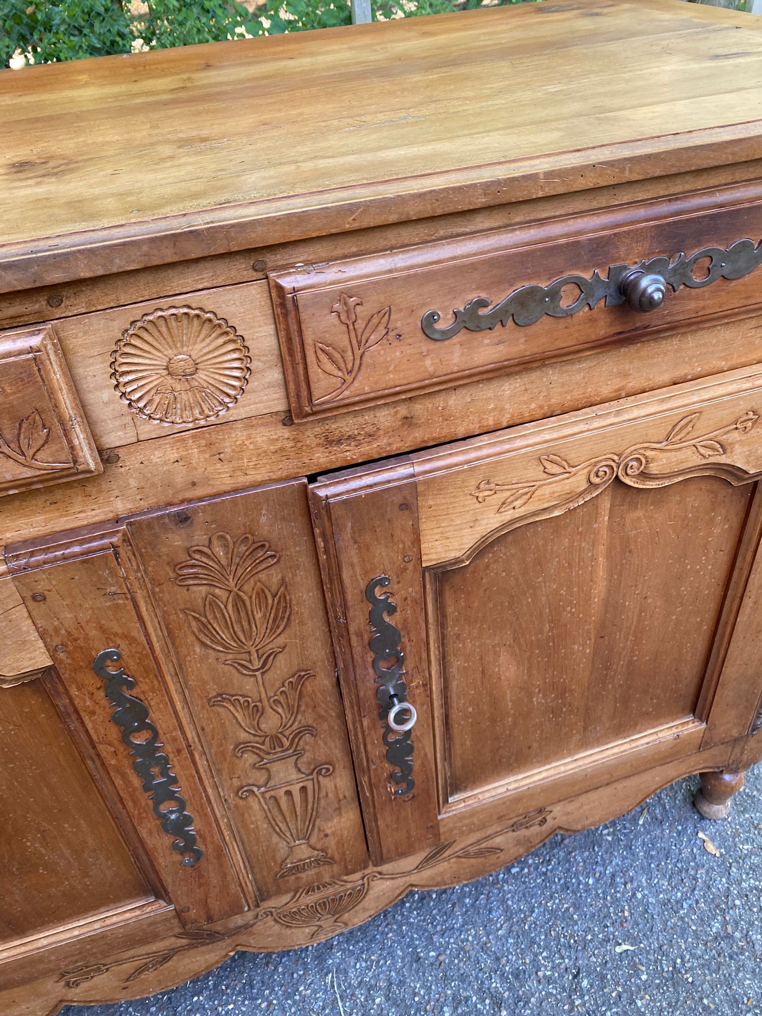 Louis XV buffet in light solid walnut from the 19th century.