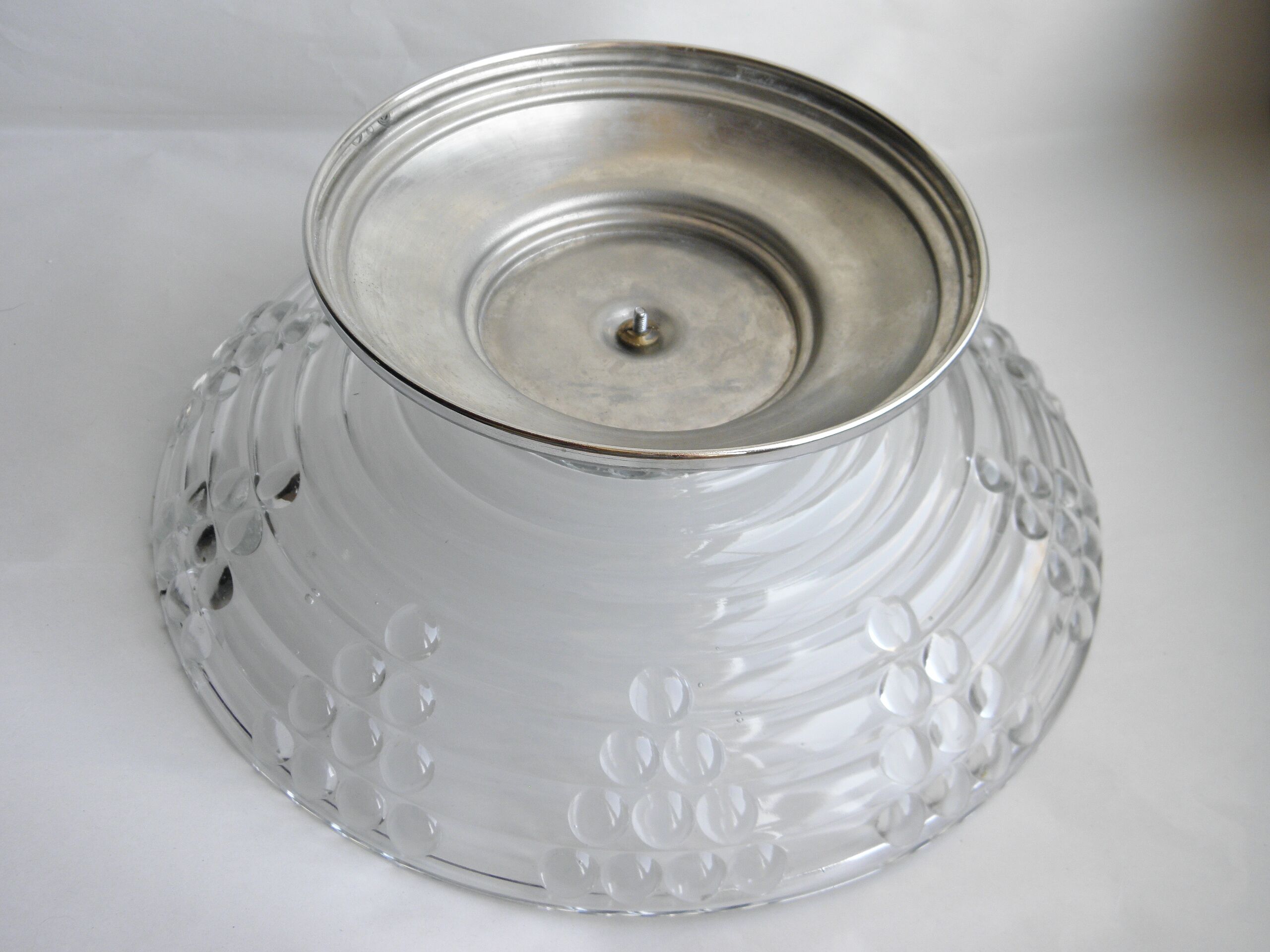 Coupe Art Déco en verre moulé et pied chromé