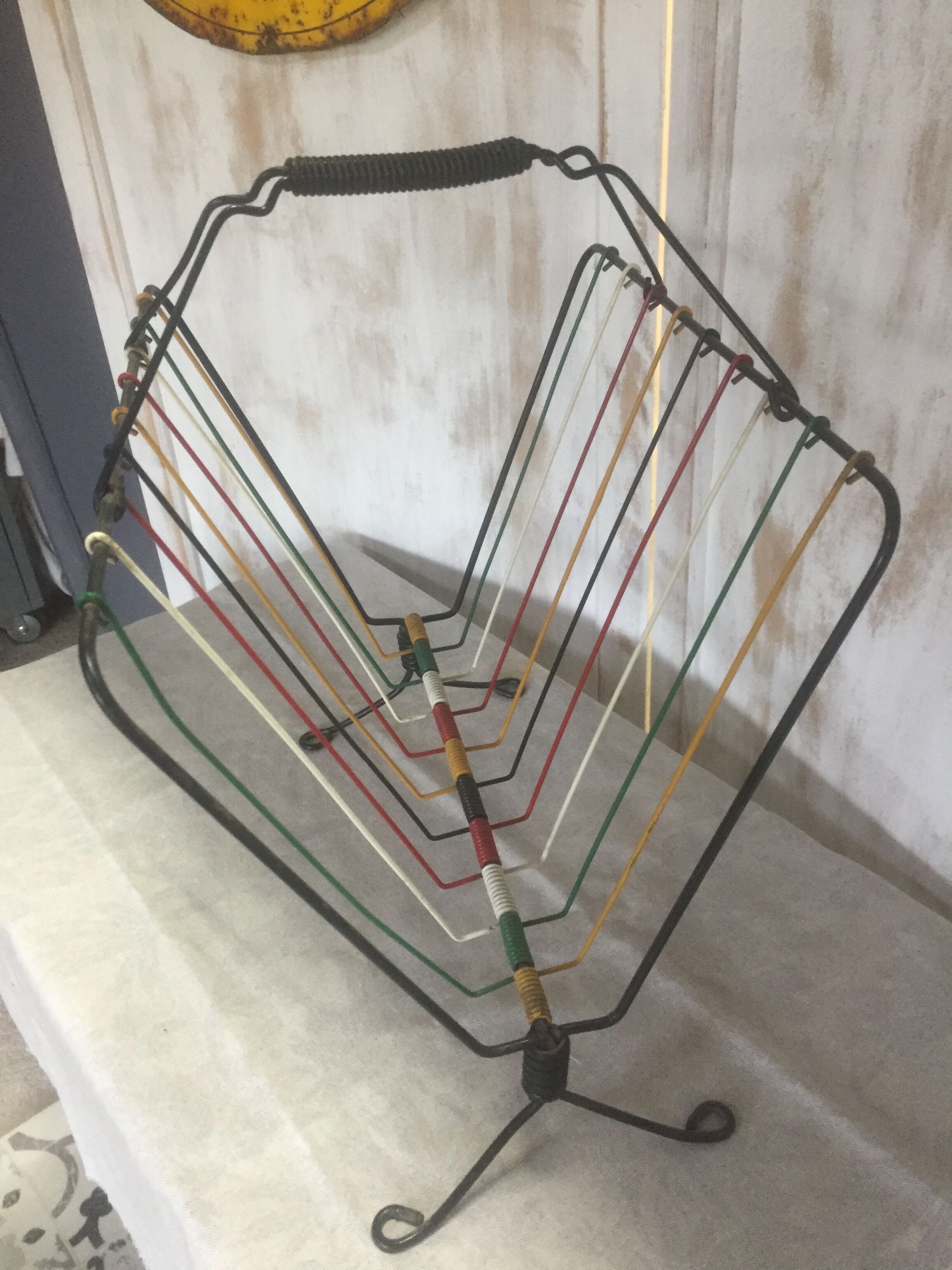 Scoubidou magazine-rack