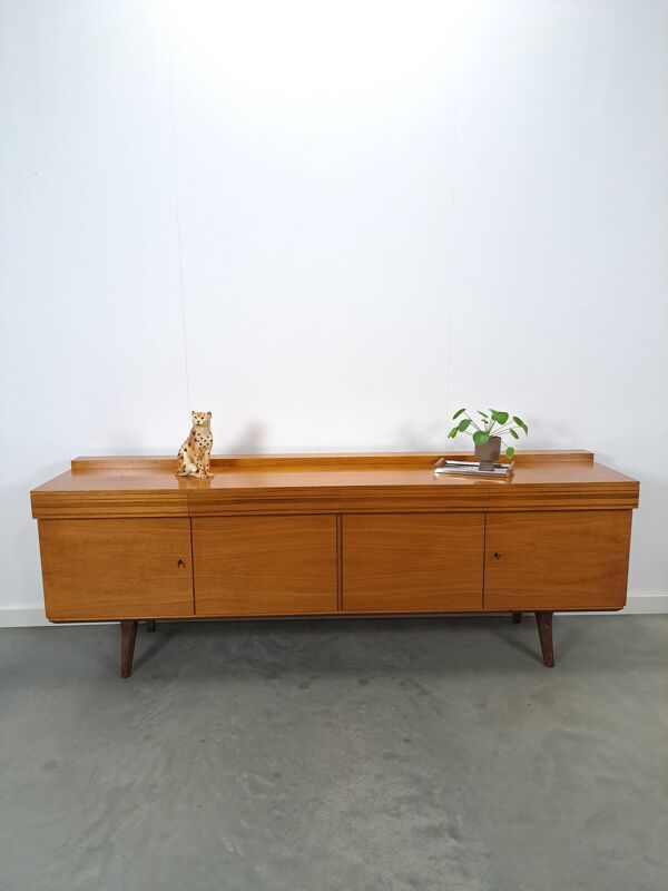 Design Musterring Möbel dressoir avec des femmes et des chaussures poten