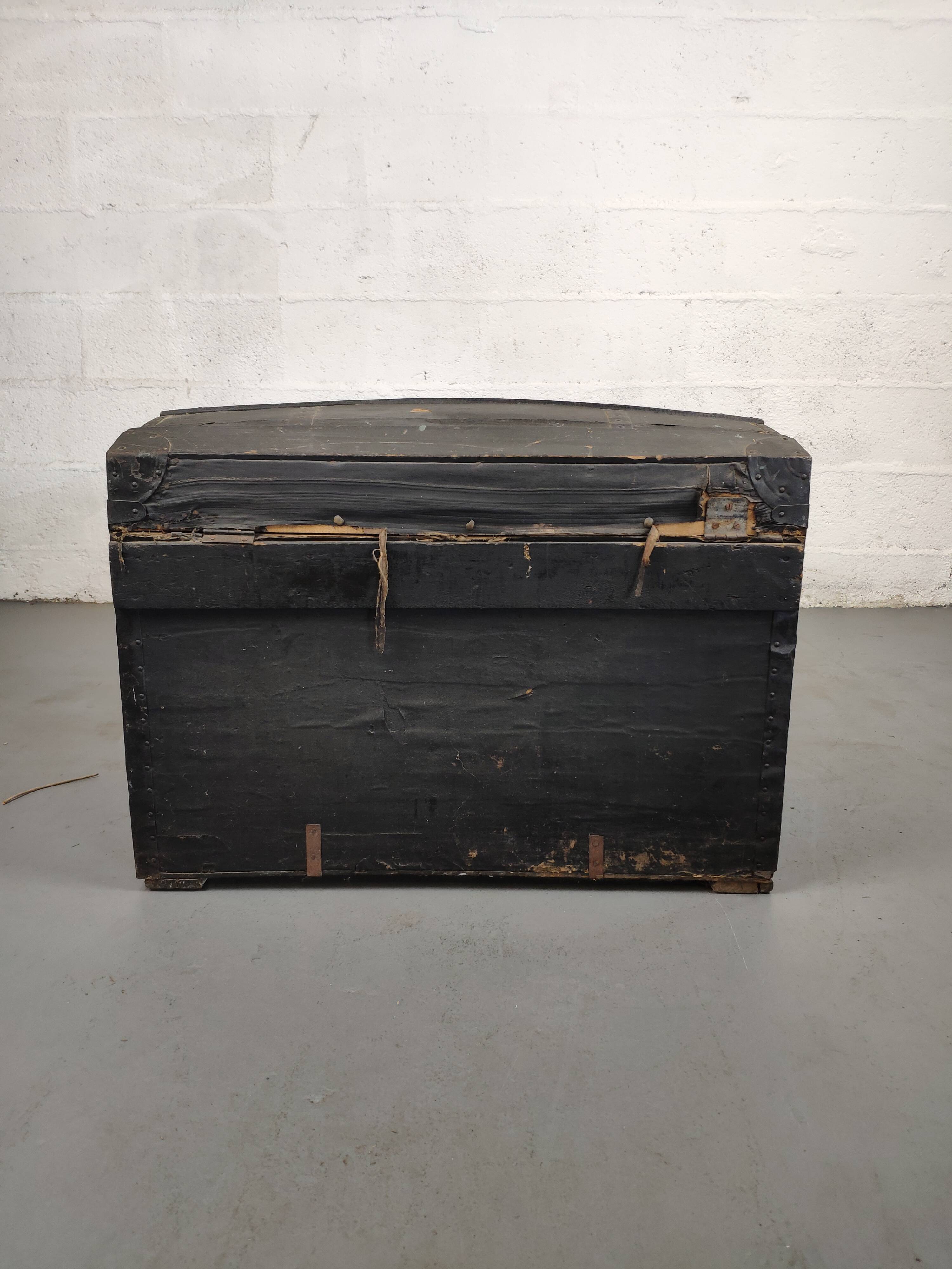 Wooden travel trunk