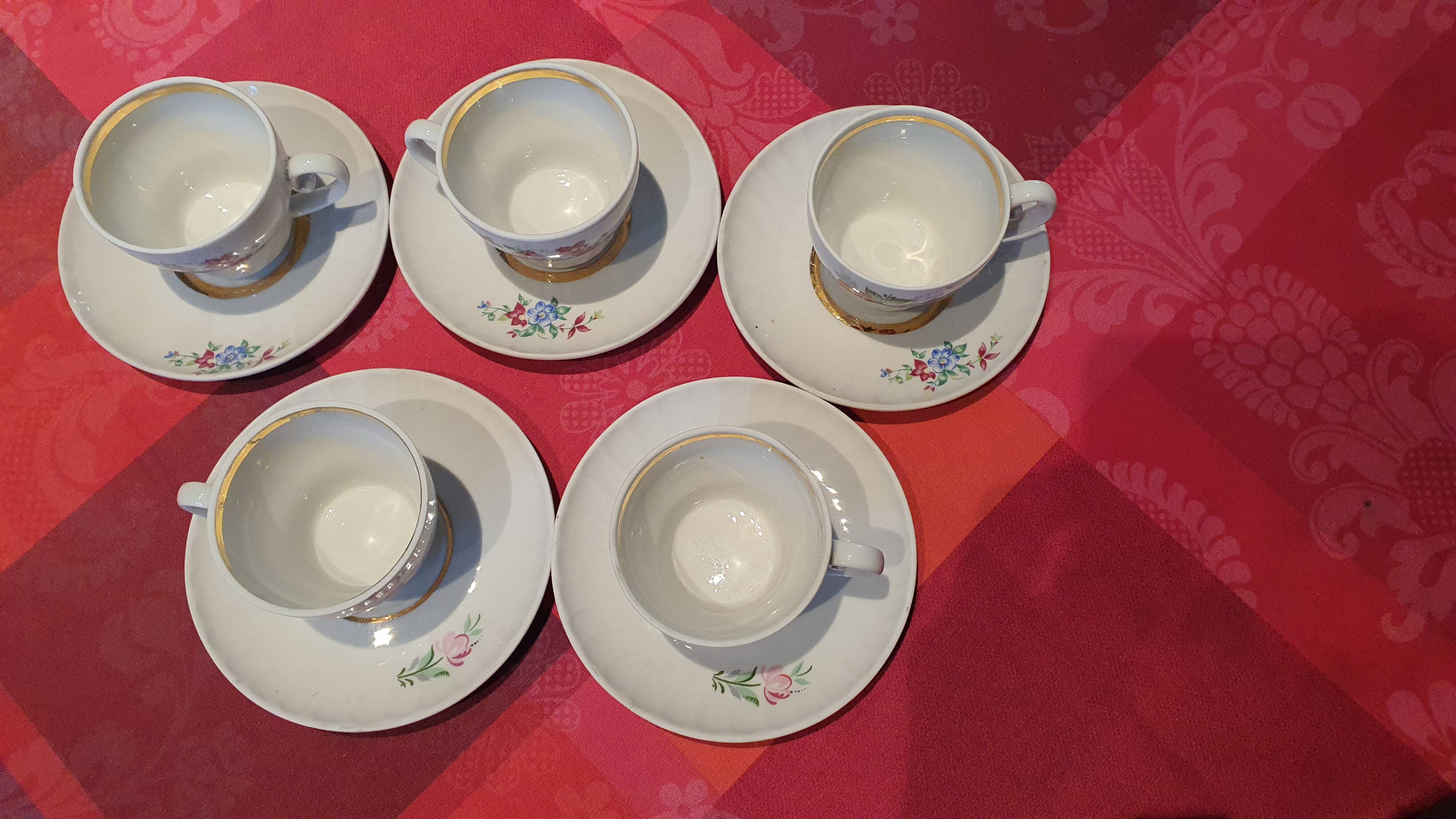 5 tasses à cadé avec soucoupes