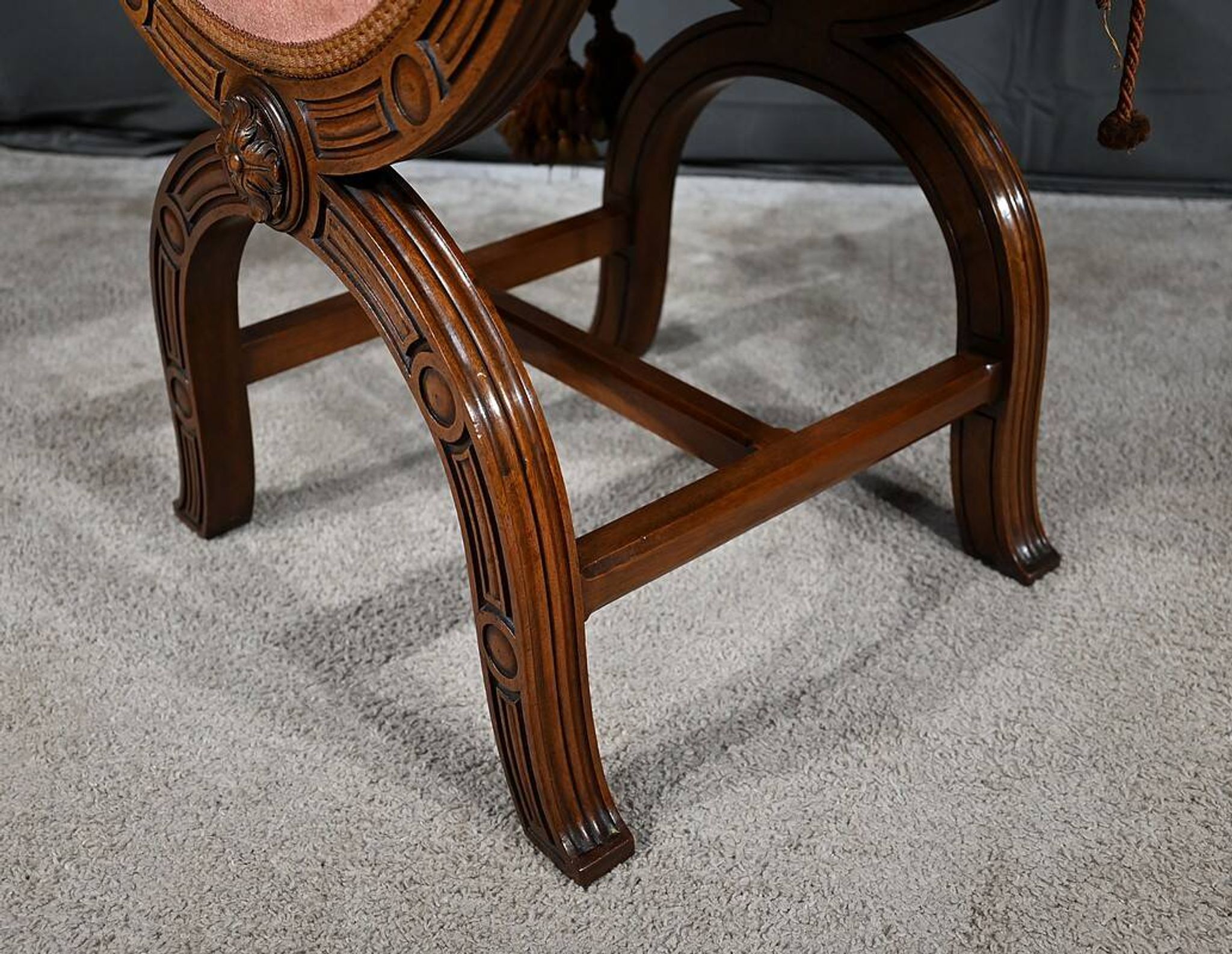 Chaise Curule en Noyer massif, goût Renaissance – Fin XIXe