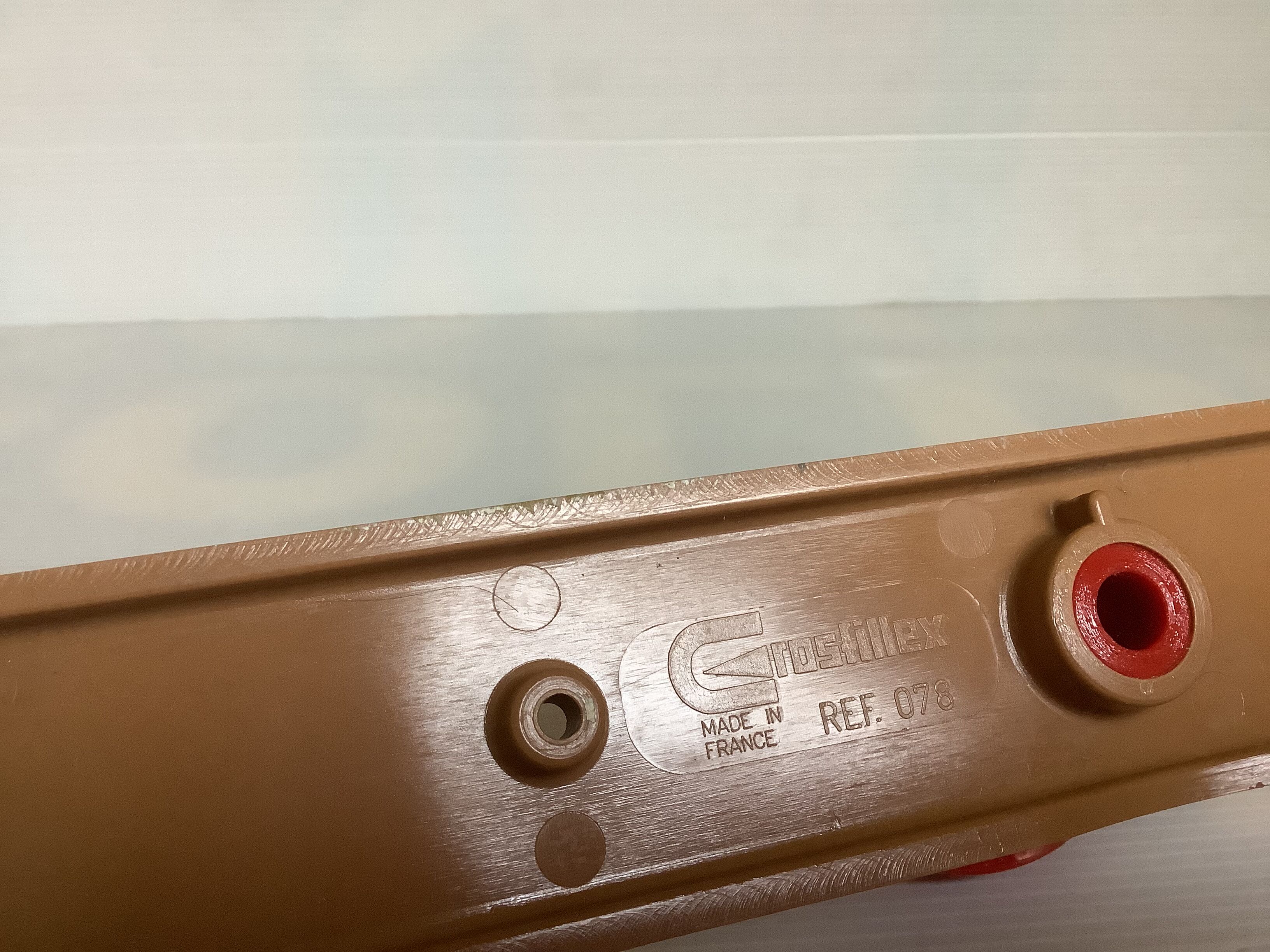 Old coat rack grosfillex red and beige