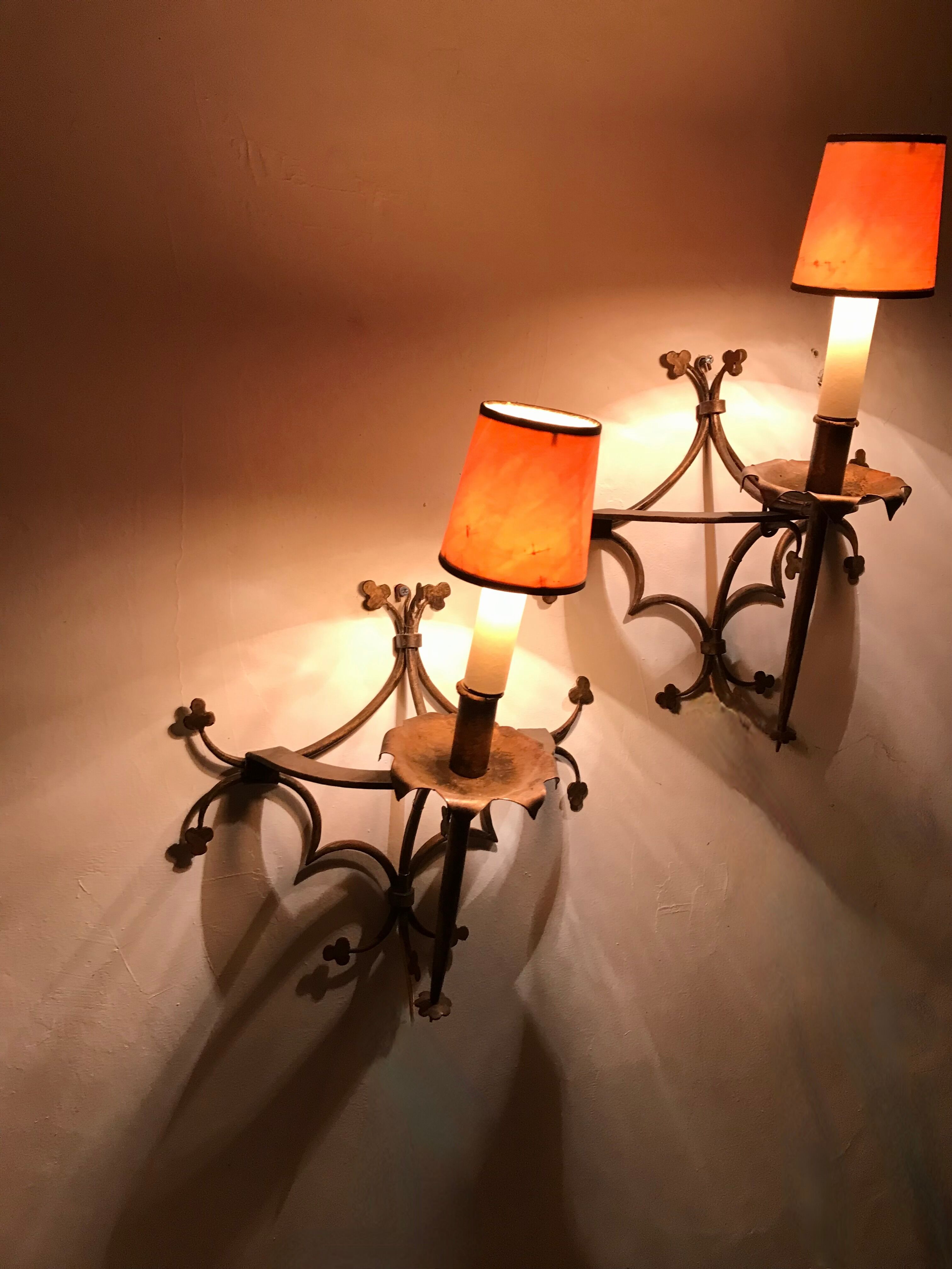 Pair of gilded metal sconces decorated with clovers.