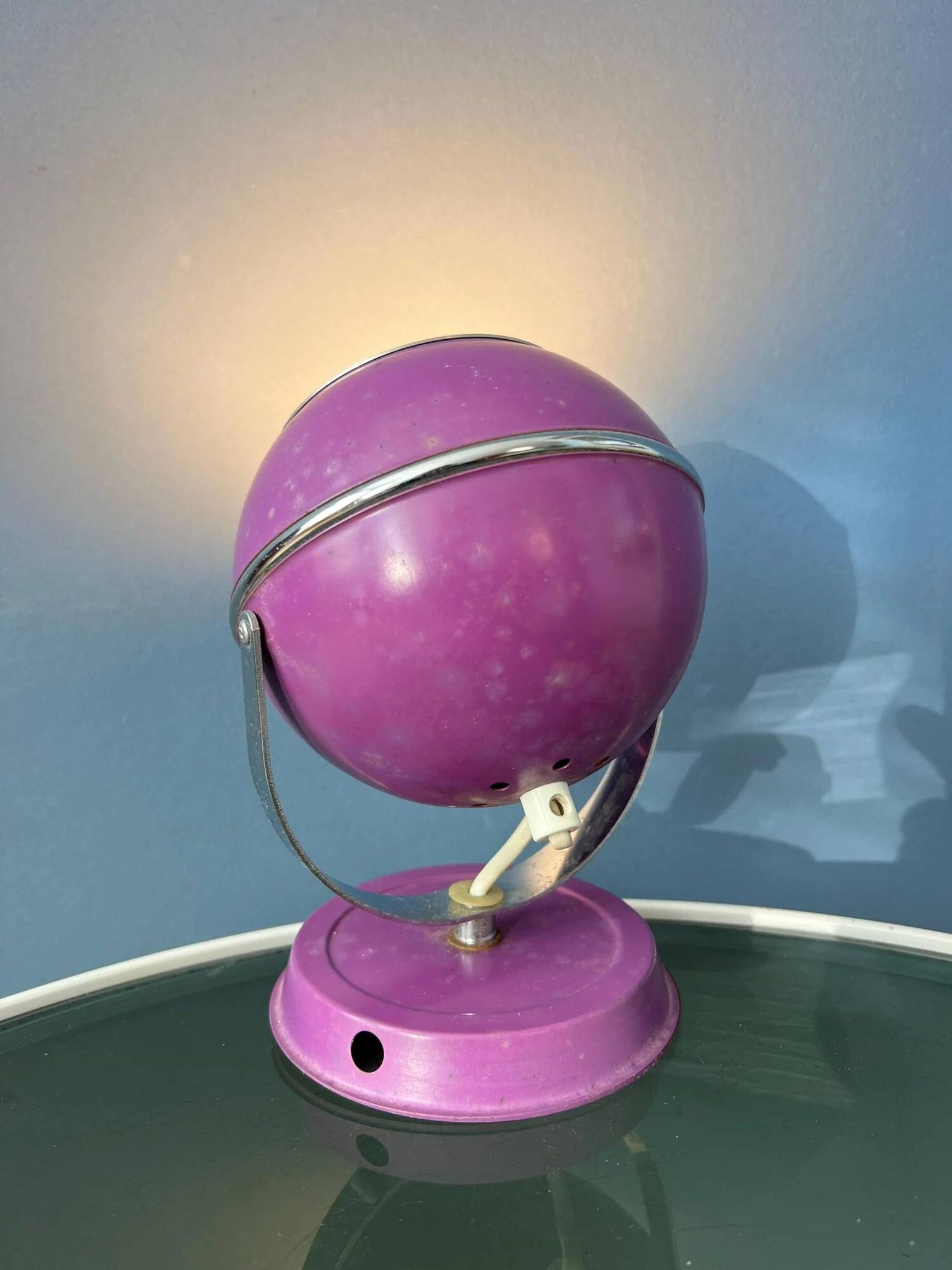 Lampe de bureau vintage violette en forme de globe oculaire de l'ère spatiale