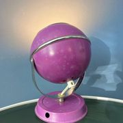 Lampe de bureau vintage violette en forme de globe oculaire de l'ère spatiale