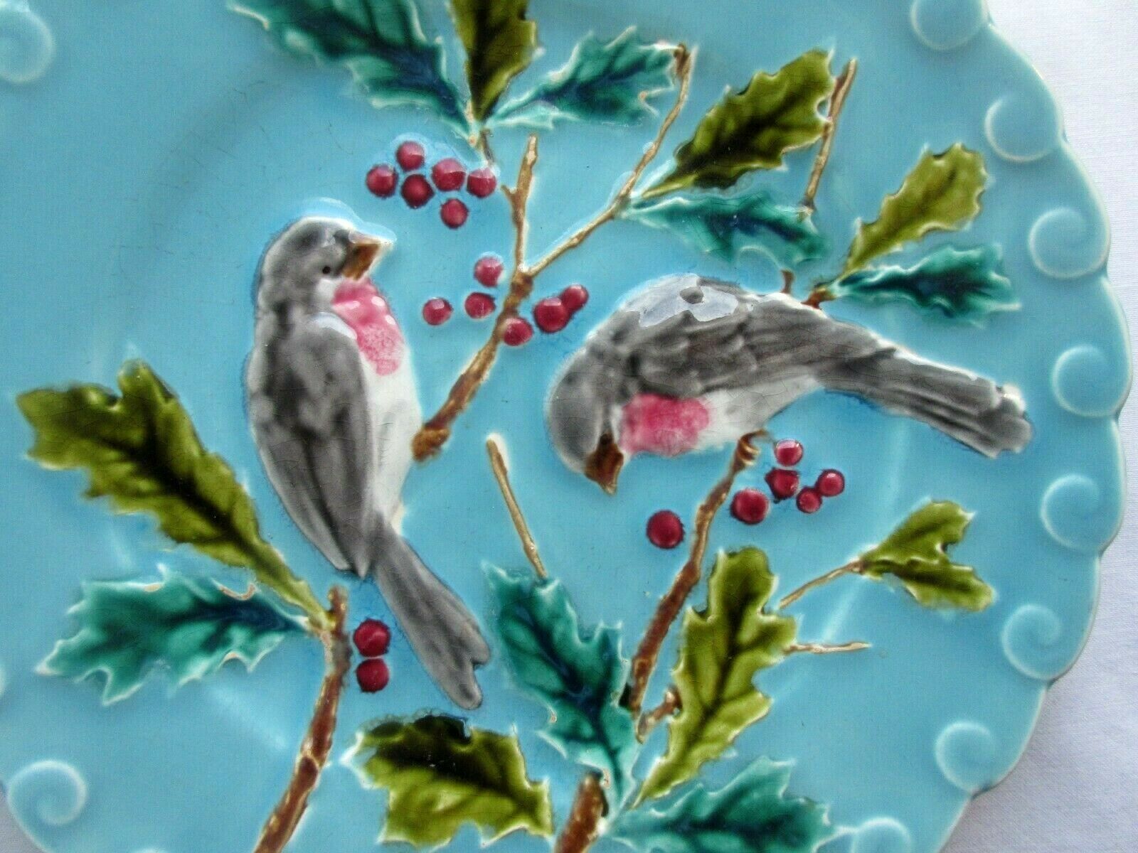 Blue barbotine plate of Sarreguemines: Birds pecking with holly